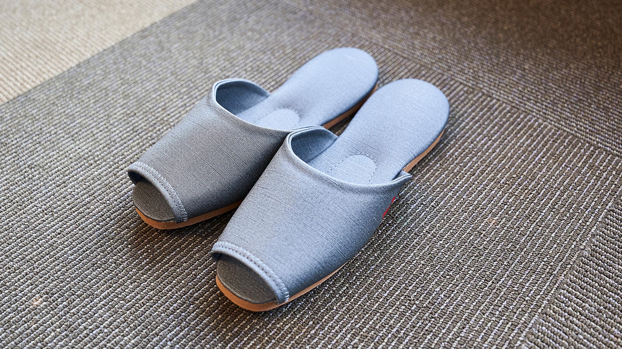 ・【備品・スリッパ】客室内では靴を脱いでゆったりと…　しっかりとした厚さもございます