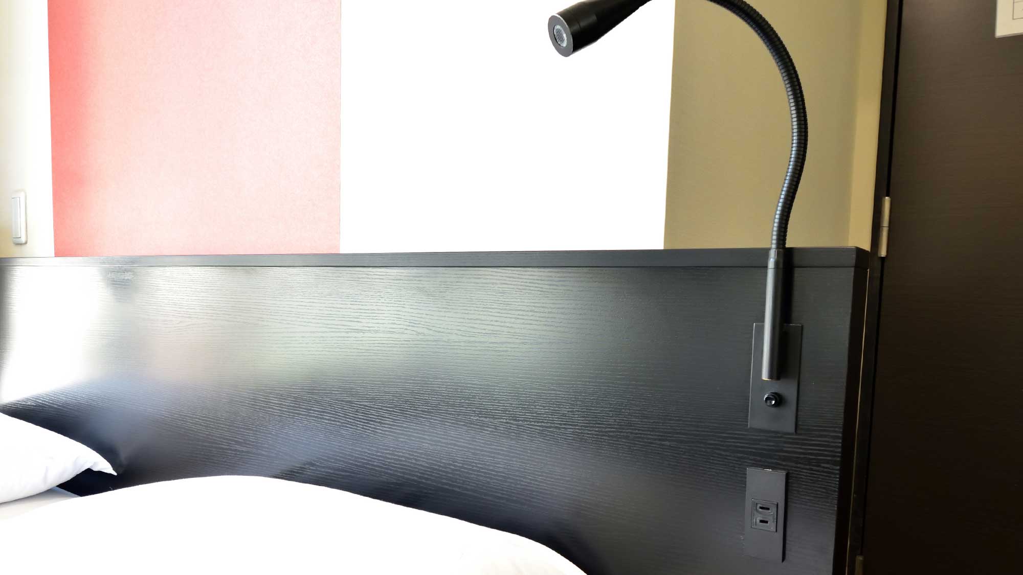 ・【客室/一例】各お部屋の枕元には読書灯とコンセントもございます