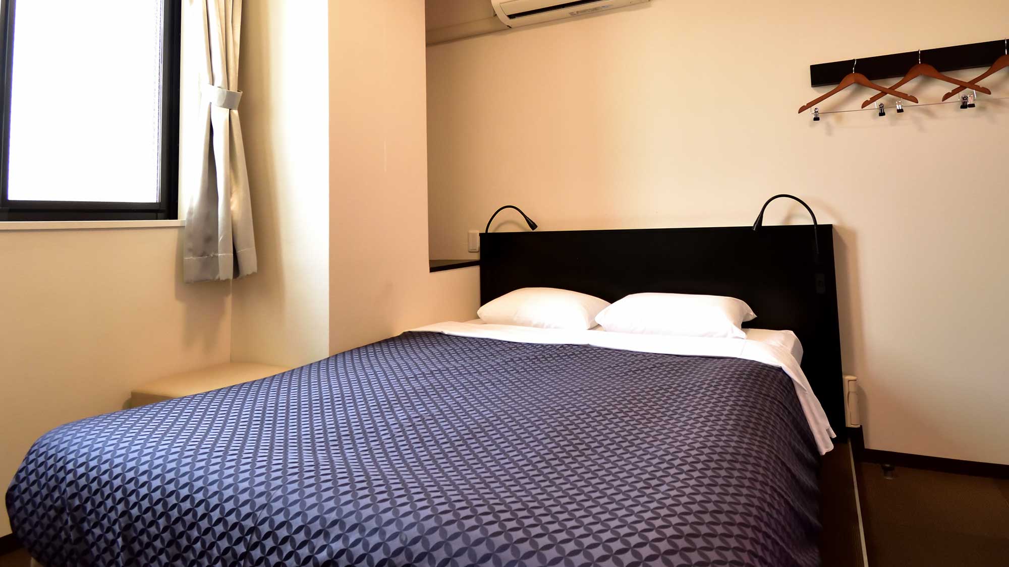 ・【スタンダードダブル/一例】ゆとりの広さ160cm幅のベッド　枕元にはコンセントもございます