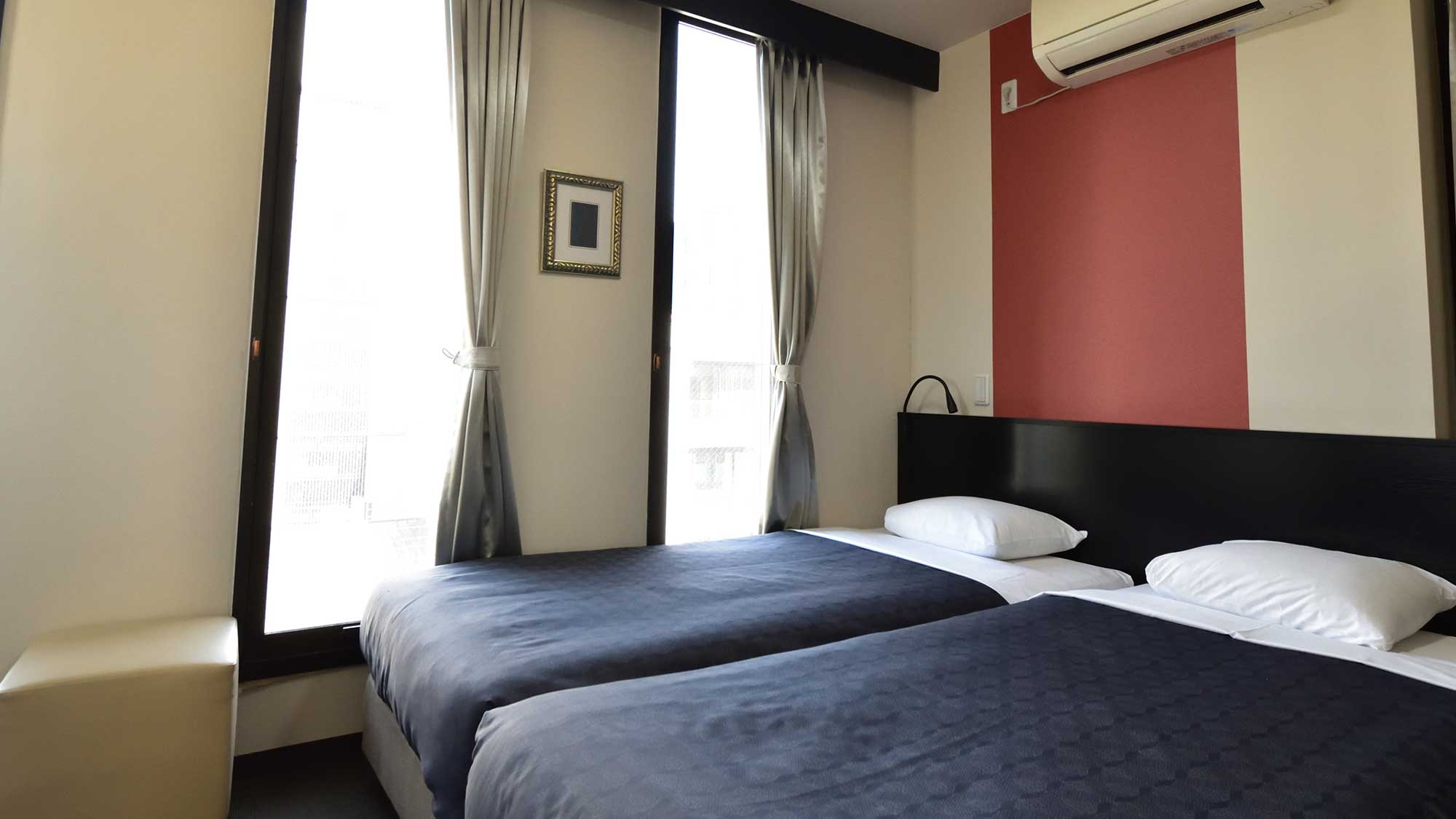 ・【スーペリアツイン/一例】100cm幅のベッド2台を設置　枕元には読書灯とコンセントもございます