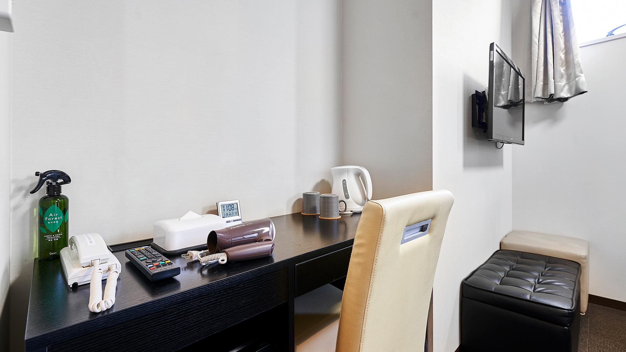 ・【スタンダードツイン】お部屋にはデスクや32型テレビもございます（お部屋により配置が異なります）