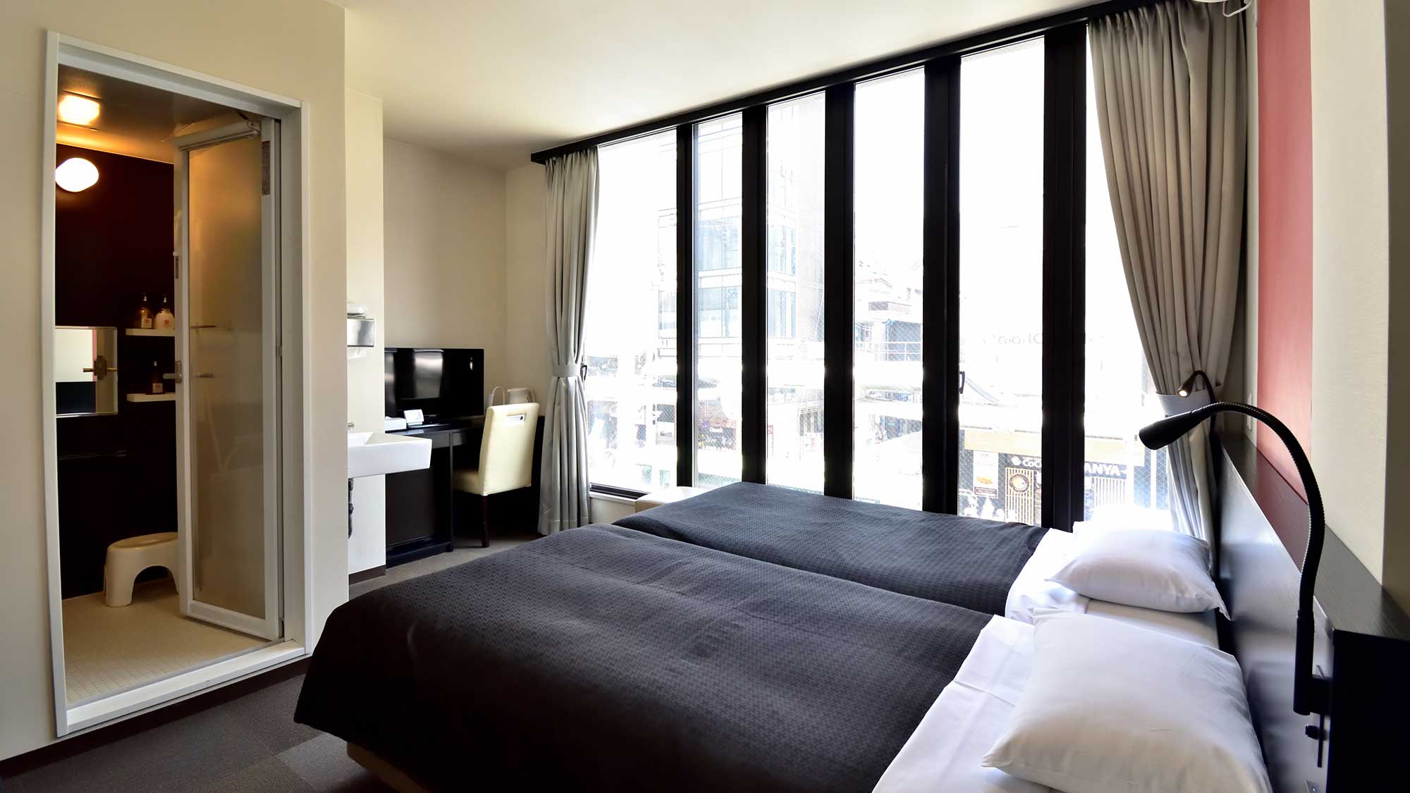 ・【デラックスツイン/一例】お部屋の窓からは祇園祭の山鉾巡行もご覧いただけます