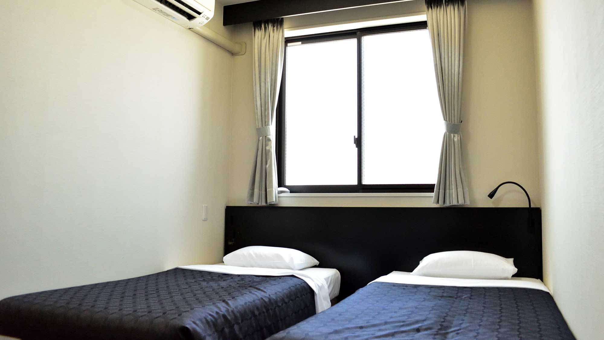 ・【スタンダードツイン/一例】100cm幅のベッド2台設置　枕元には読書灯とコンセントもございます