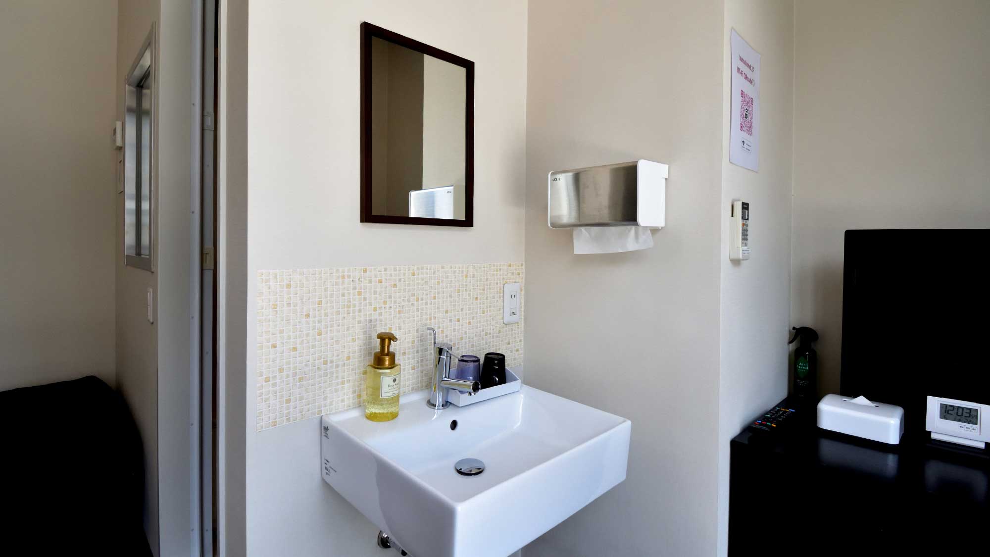 ・【デラックスツイン/一例】洗面などは客室内に　メイクやヘアセットも捗ります