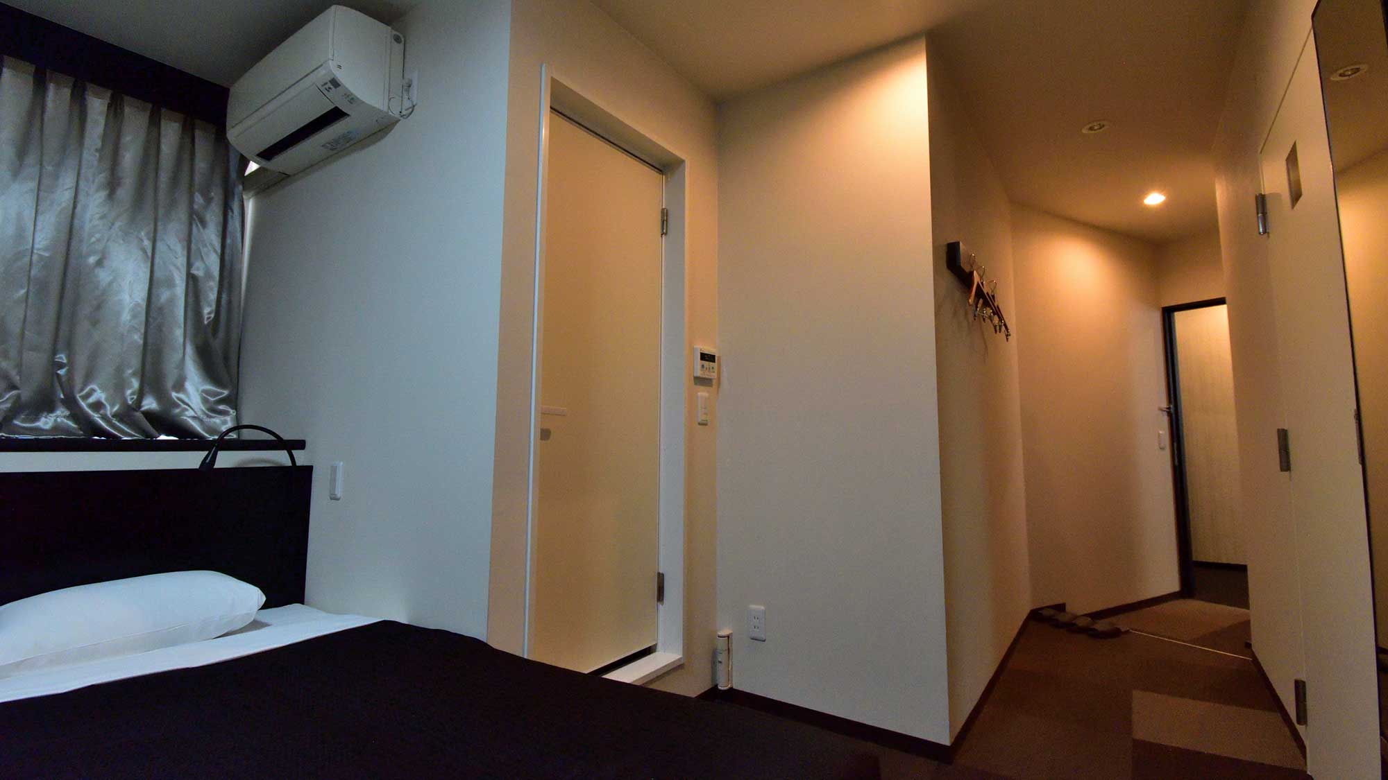 ・【スタンダードツイン/一例】ゆっくりお寛ぎ頂けるよう遮光カーテンを設置しております