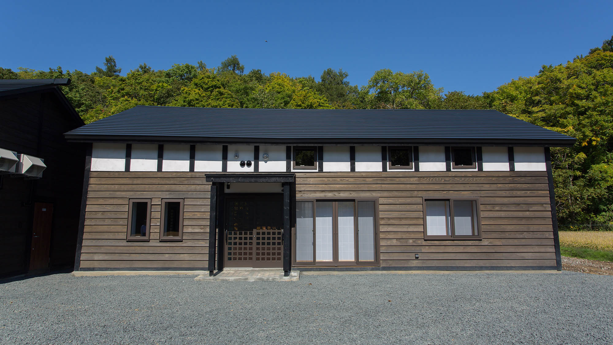 ・自然に馴染む端正な和の佇まい