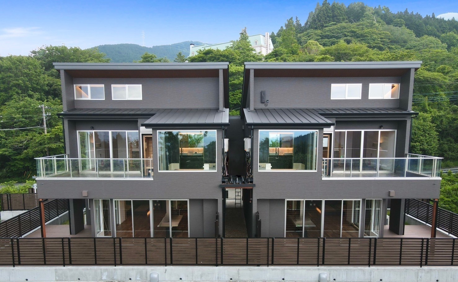 【素泊り】2棟貸切｜山と風、みんなで過ごす贅沢な滞在。富士山ビュー半露天風呂・サウナ付（最大10名）