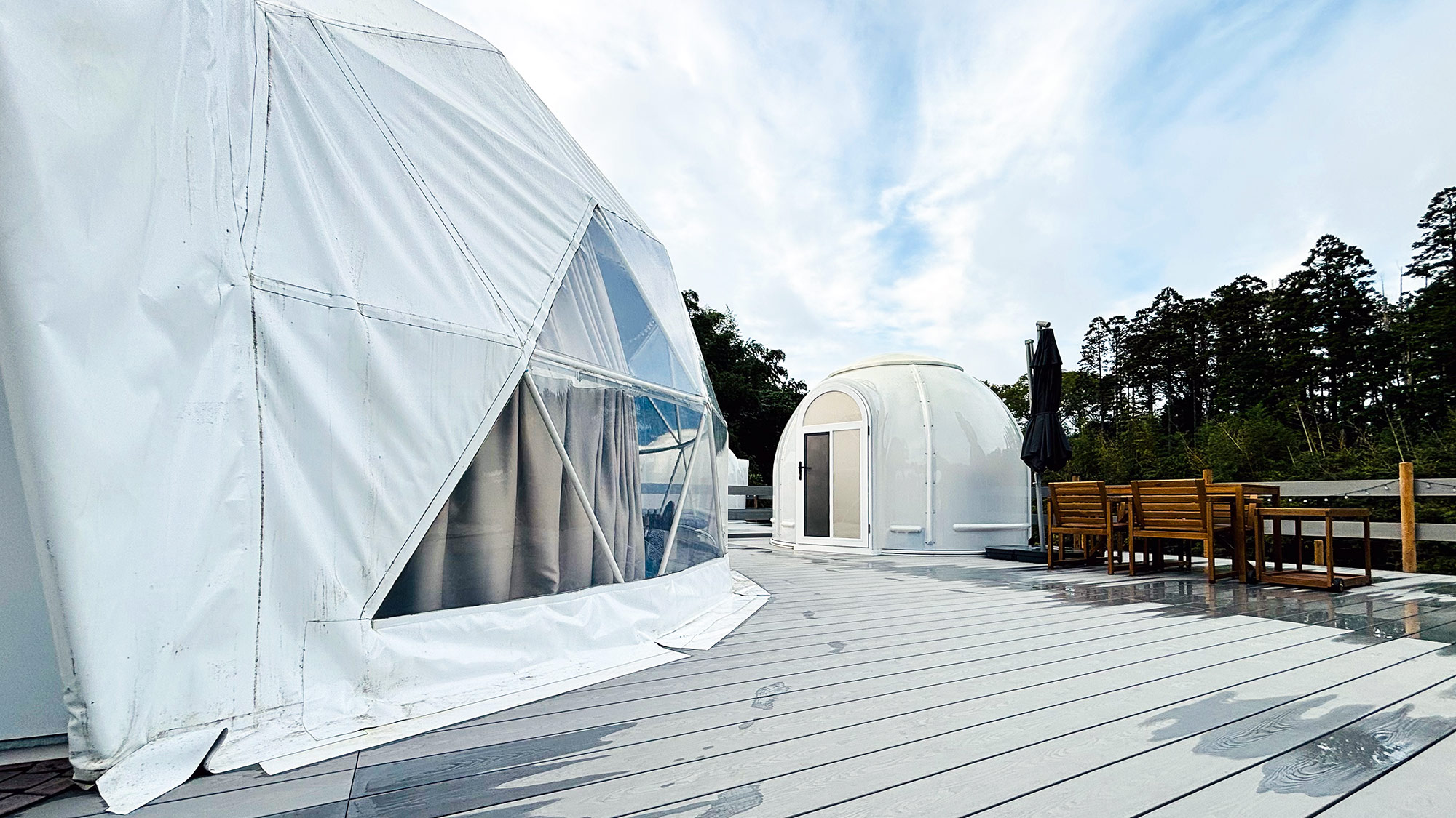 ・【外観】ウッドデッキは約96平米。身内だけのプライベートな空間でお過ごしいただけます