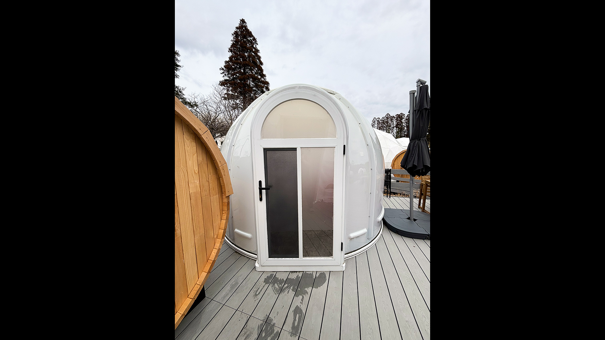 ・【バストイレ付テント】バスルーム（洗面所・トイレ）はこちらからお入りください