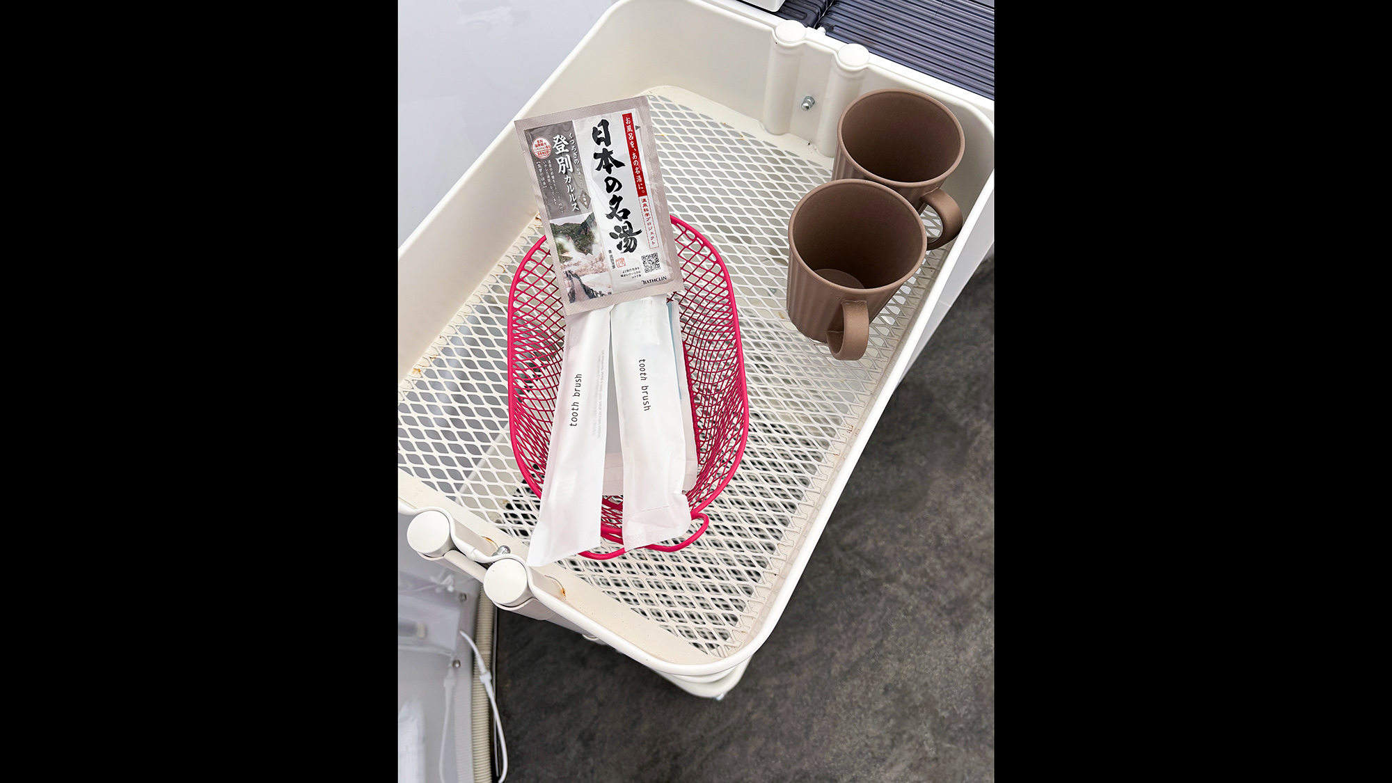 ・【バストイレ付テント】入浴剤や歯ブラシなどのアメニティもこちらにご準備しております