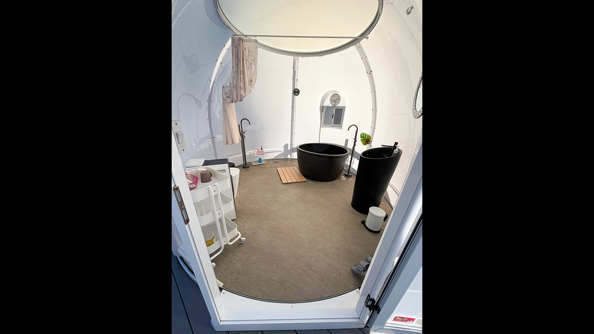 ・【バストイレ付テント】客室専用のバスルームなので、お好きなタイミングでご利用いただけます