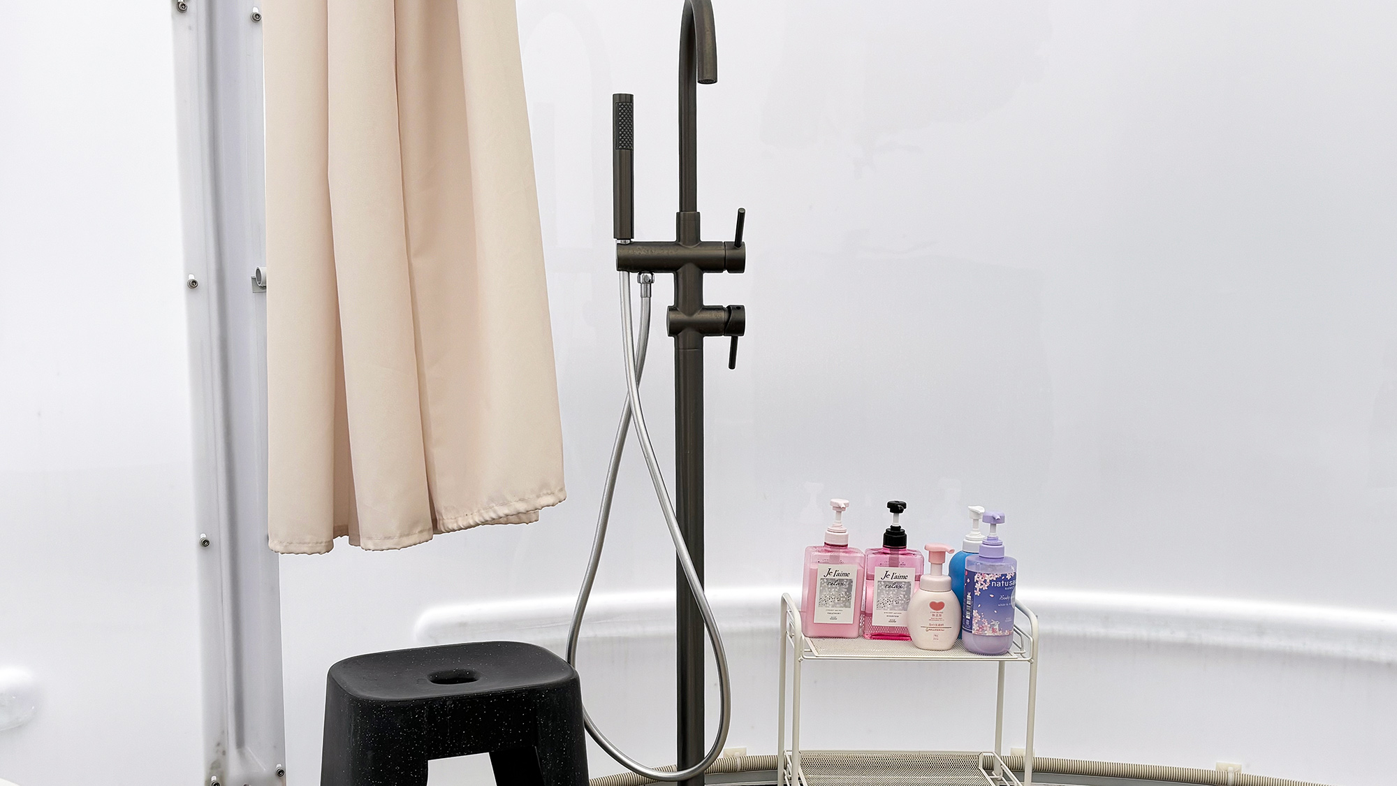 ・【バストイレ付テント】シャンプー、コンディショナー、ボディーソープを完備