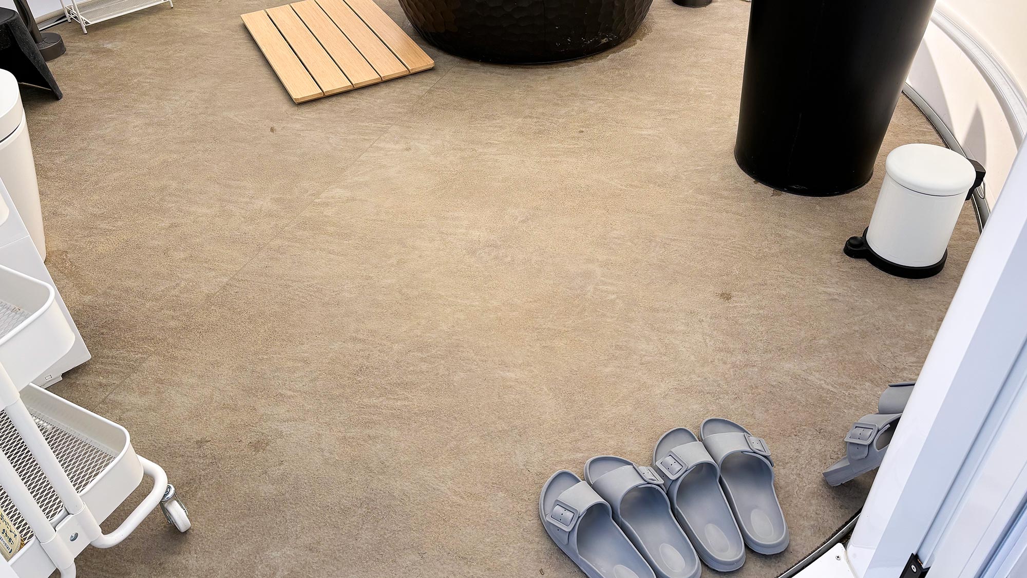 ・【バストイレ付テント】テント内ではスリッパをお履きになってご利用ください