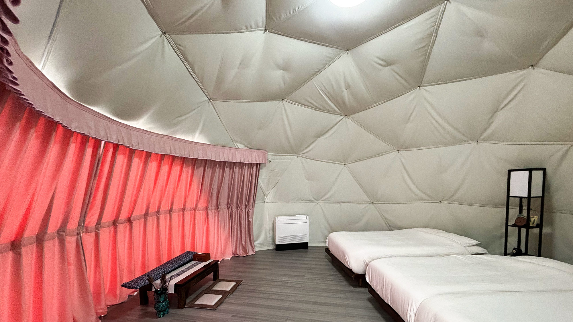 ・【ドームテント（ファミリー）】ダブルベッド1台とシングルベッド2台のお部屋です