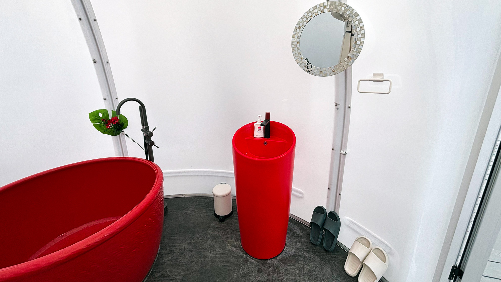 ・【バストイレ付テント】洗面のご用意もあり便利にお使いいただけます