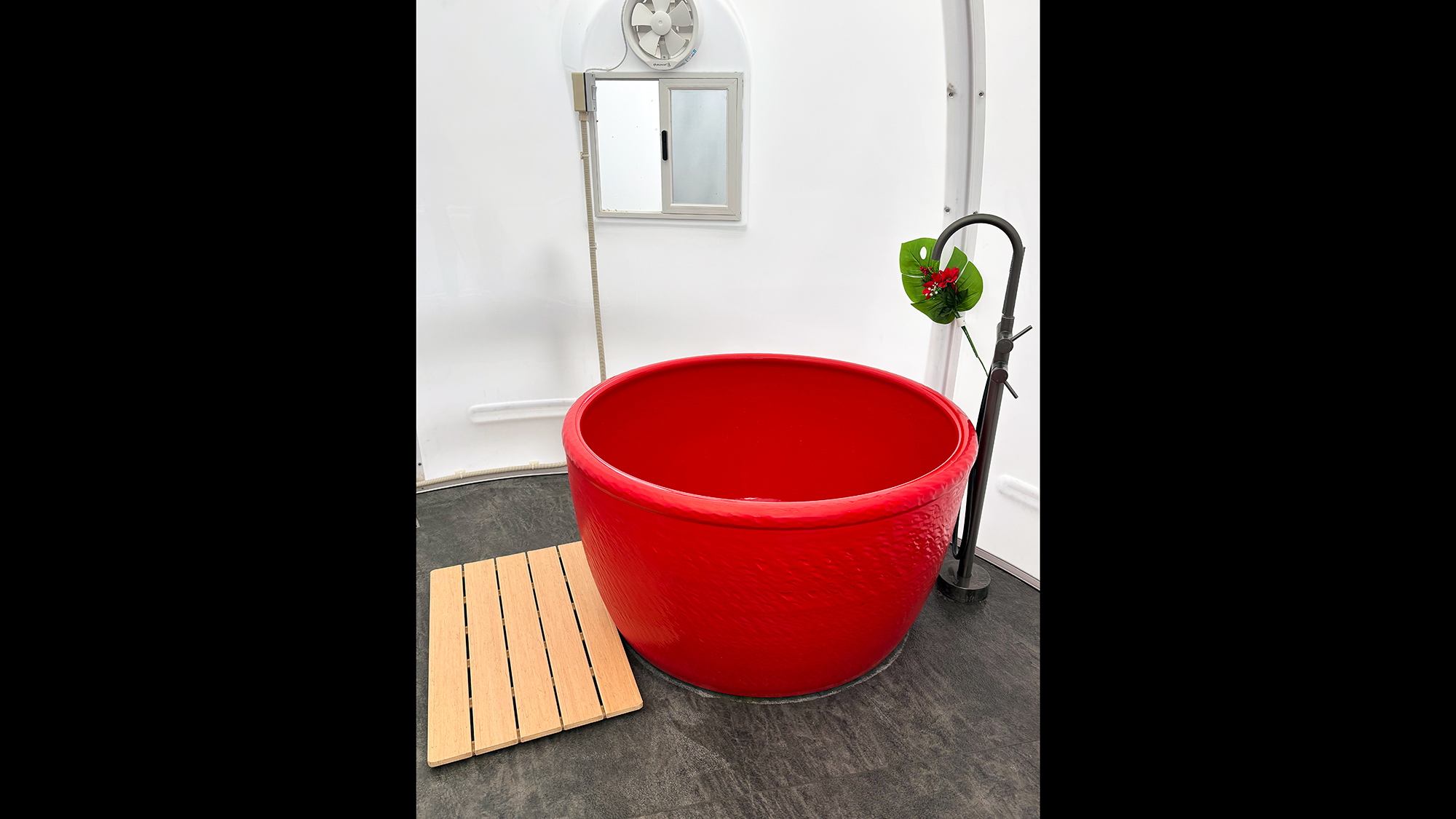 ・【バストイレ付テント/お風呂】中国陶磁器で作られた浴槽は大変人気です