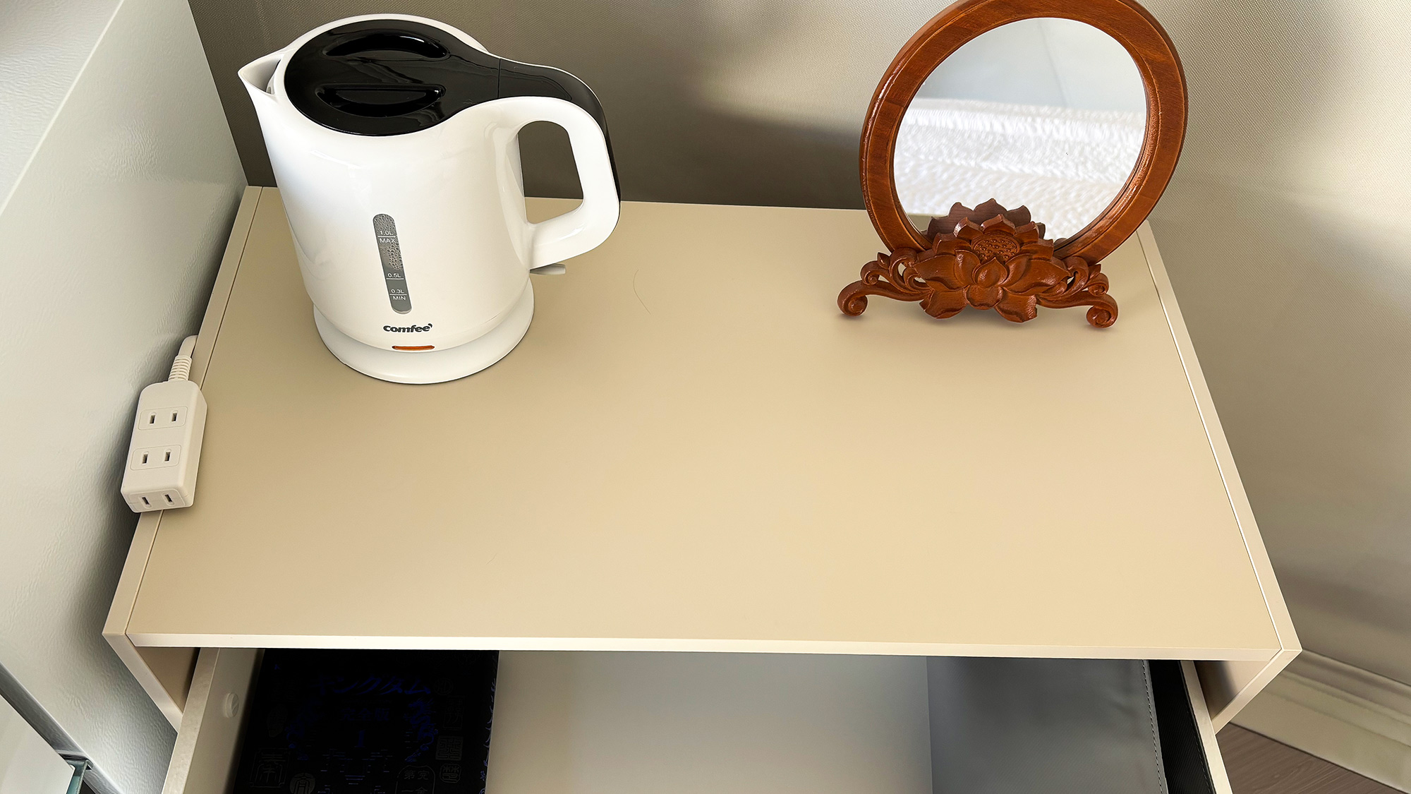 ・【共通設備】電気ケトルをご用意。朝の支度の際は卓上鏡をお使いください