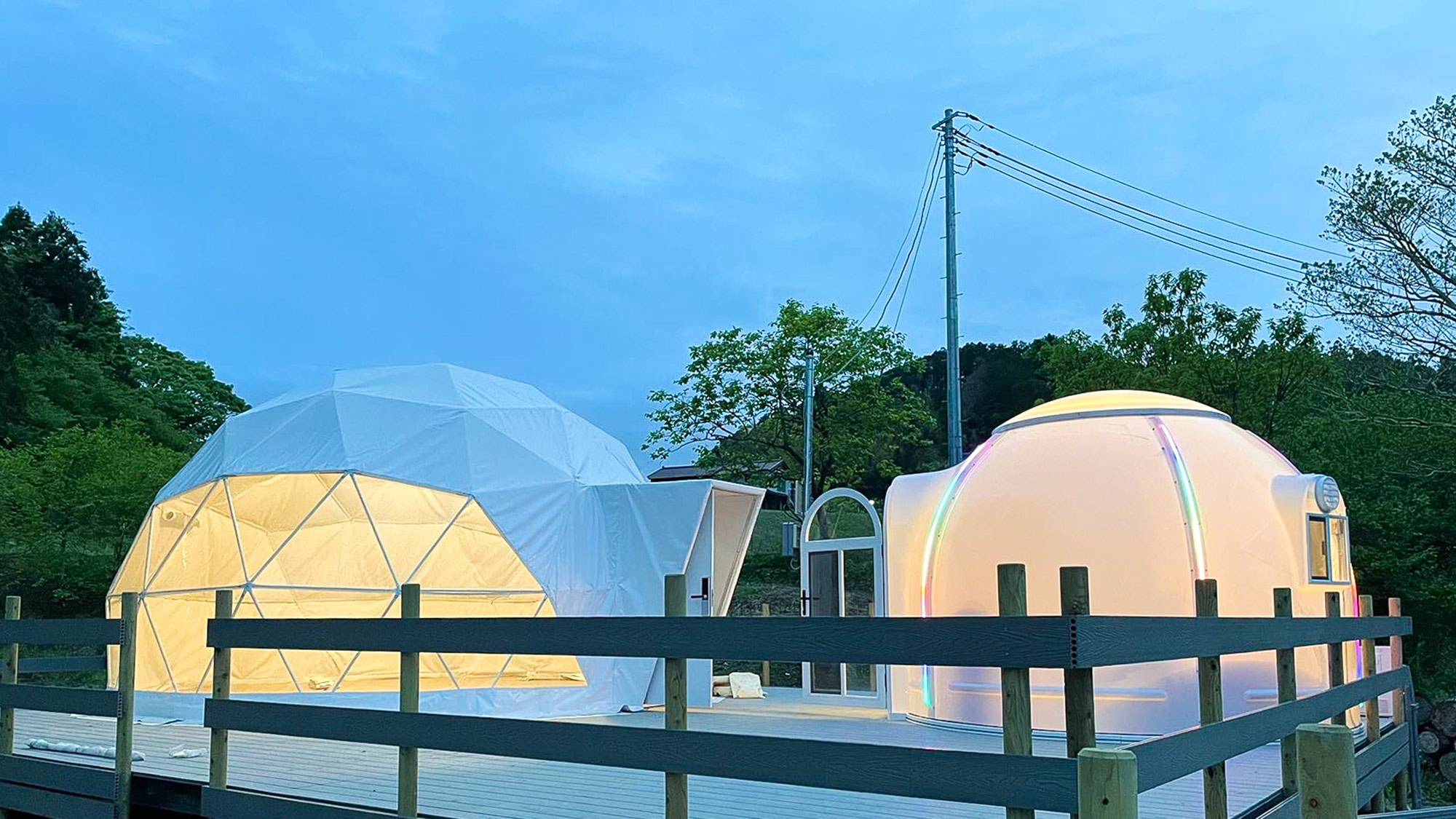 ・【外観】夜になるとテントがライトアップ。幻想的な光景をご覧いただけます