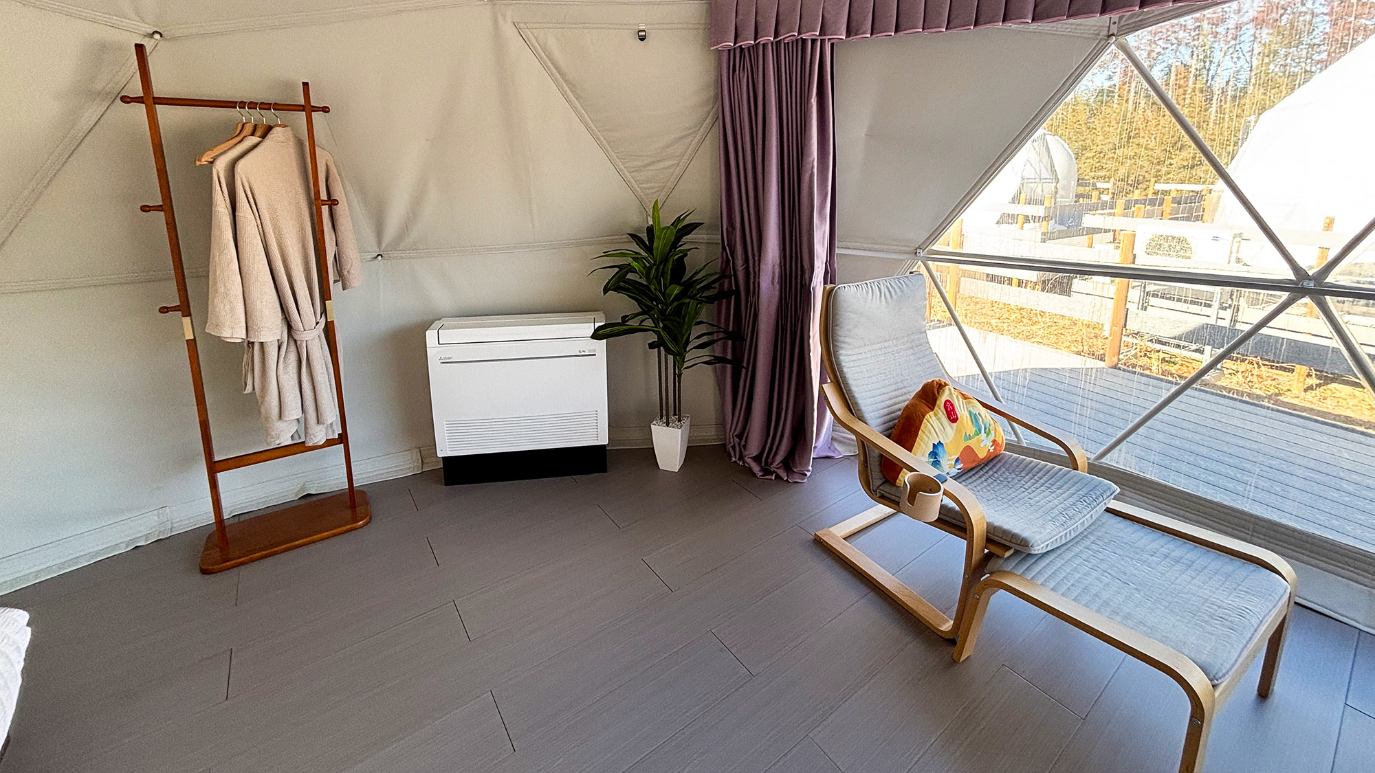 ・【ドームテント（ファミリー）】クリアウィンドウから自然光が差し込み、開放感があります