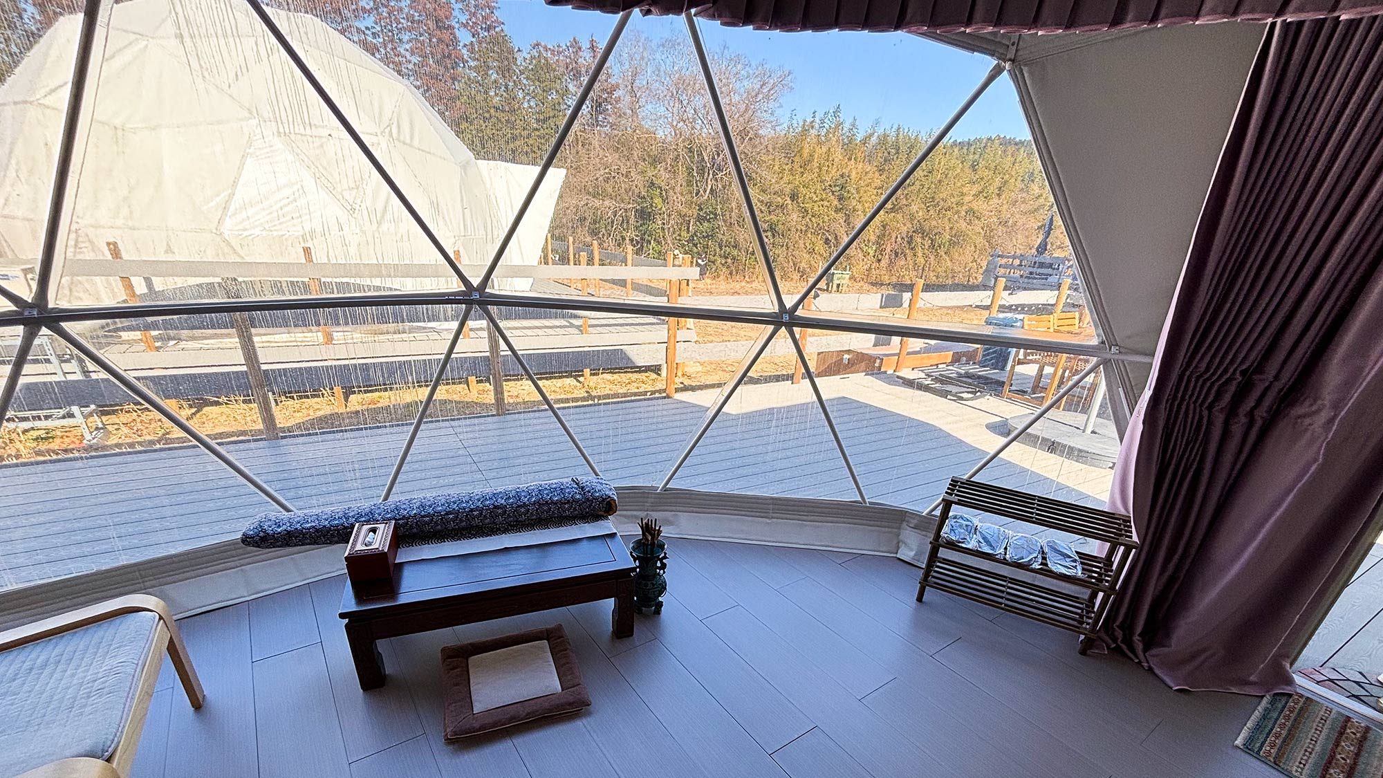 ・【ドームテント（ファミリー）】全面窓で開放的な雰囲気。自然を眺めリラックス