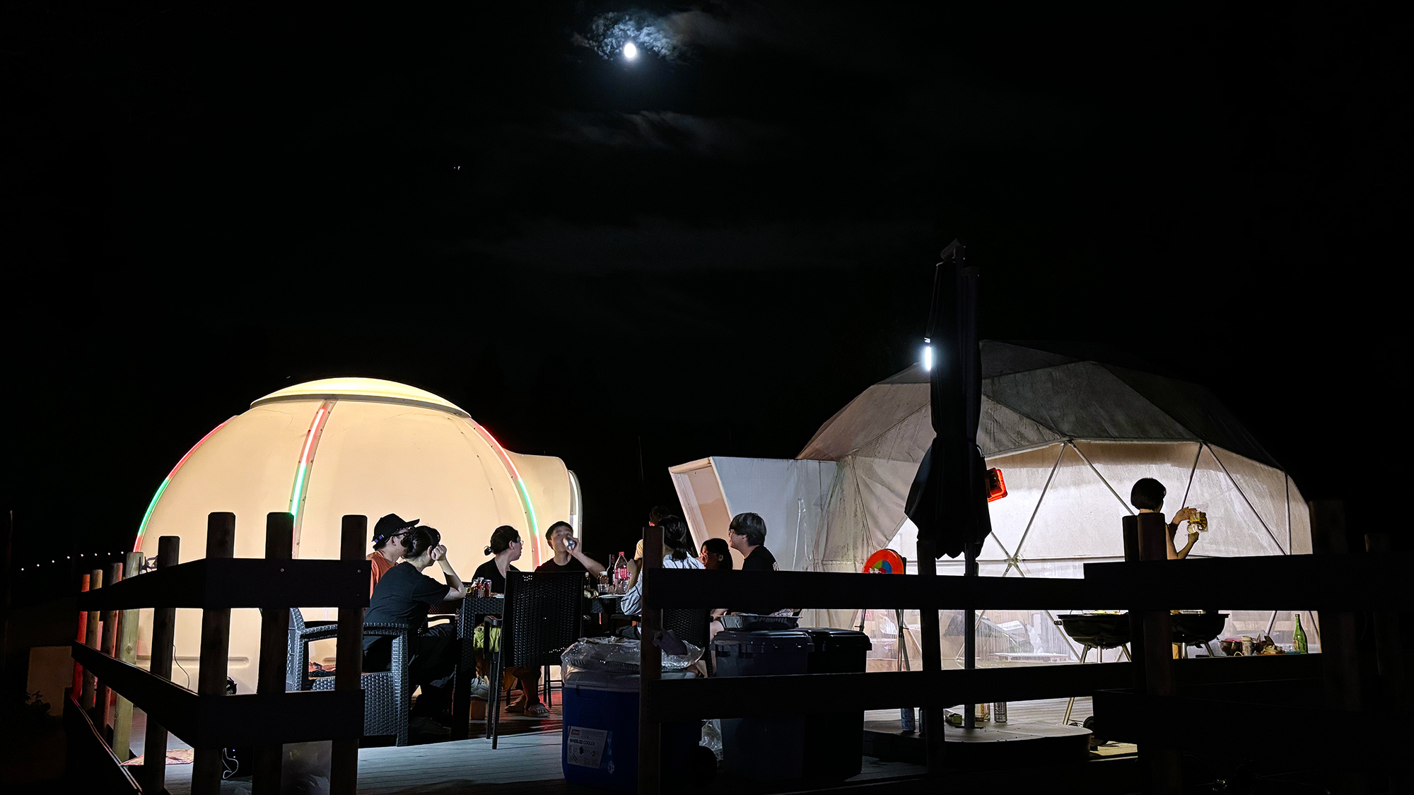 ・【BBQ】ウッドデッキで、川や緑の自然を感じながら、みんなでワイワイBBQをお楽しみください