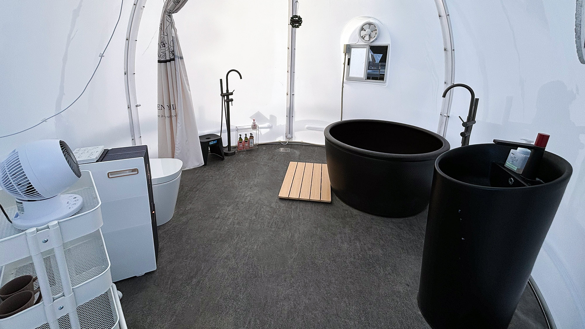 ・【バストイレ付テント】約9.6平米のテント。夏や冬でも快適にお過ごしいただける工夫がつまっています