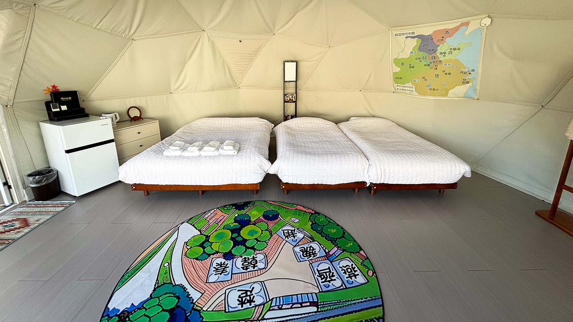 ・【ドームテント（ファミリー）】中国戦国時代の地図やカーペットなど、客室内でも中国文化を感じられます