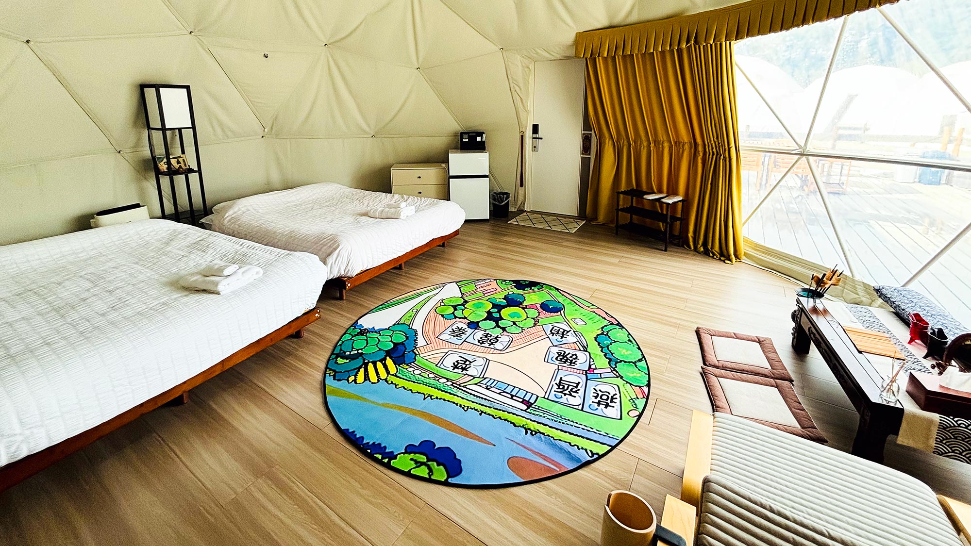 ・【ドームテント（ツイン）】床のカーペットももちろん戦国七雄をモチーフにしたデザインです
