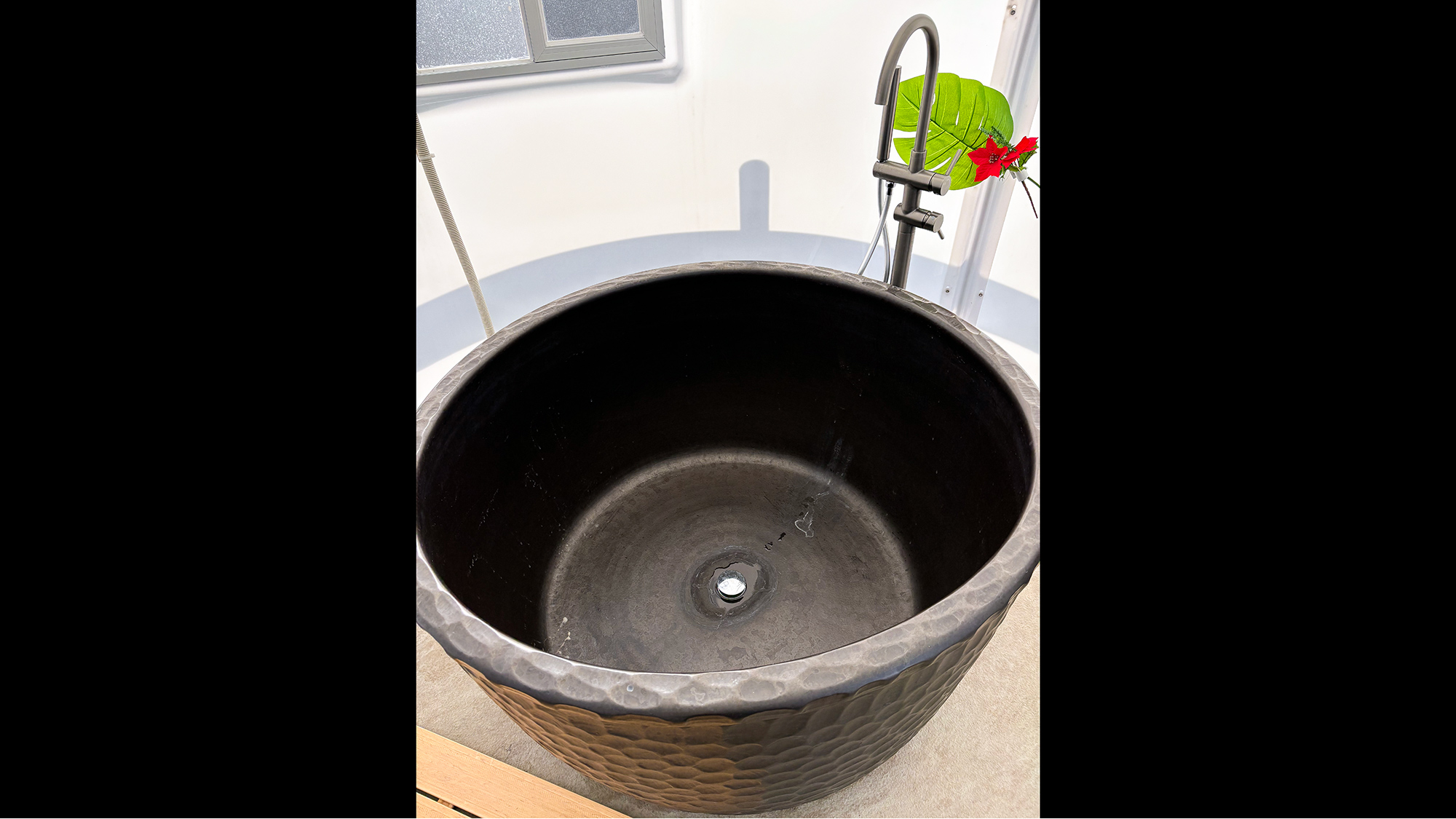 ・【バストイレ付テント】中国の陶磁器の名産地である景徳鎮で製造された浴槽