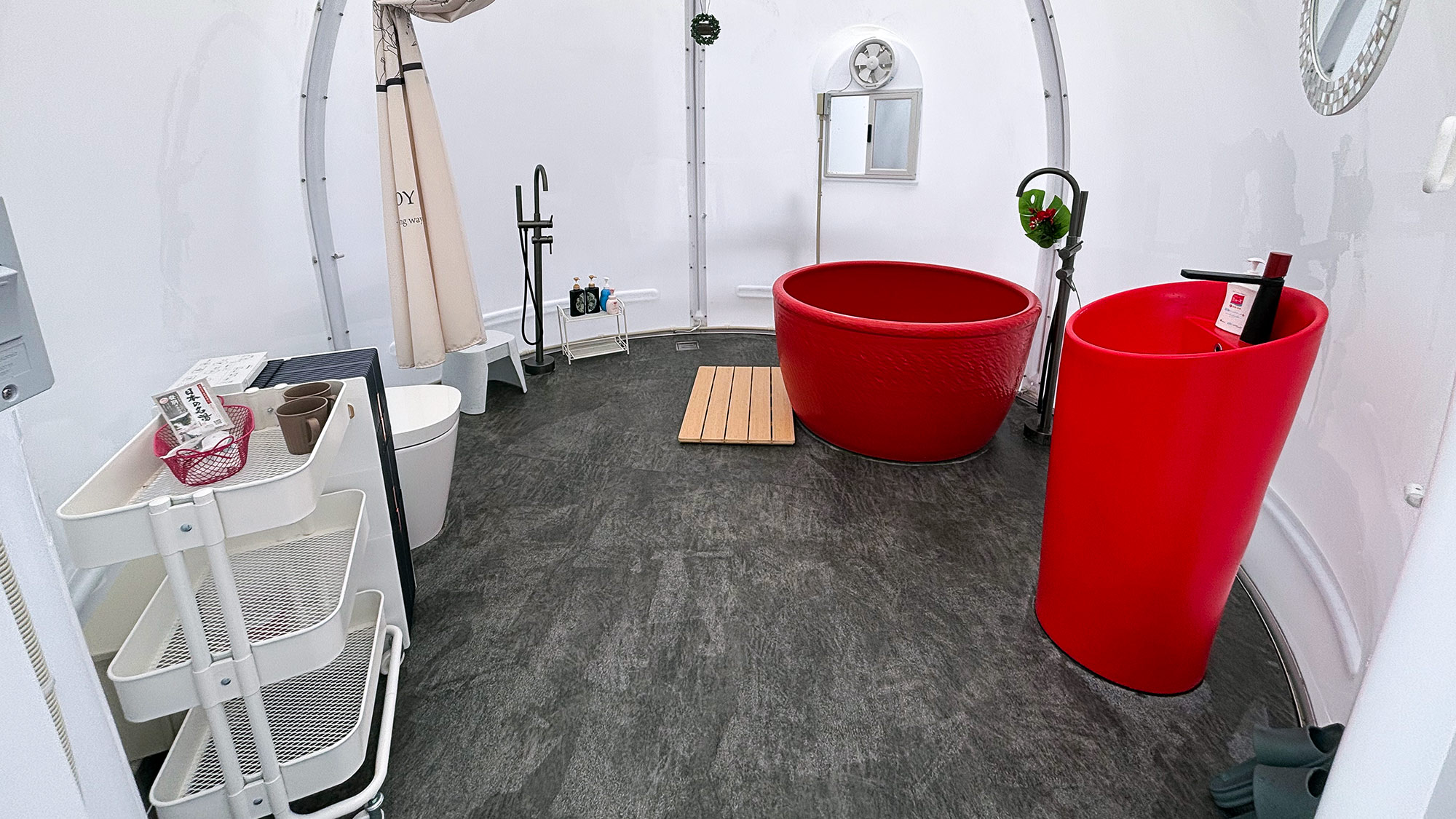 ・【バストイレ付テント】バスルーム内は広々としており、快適にご利用いただけます