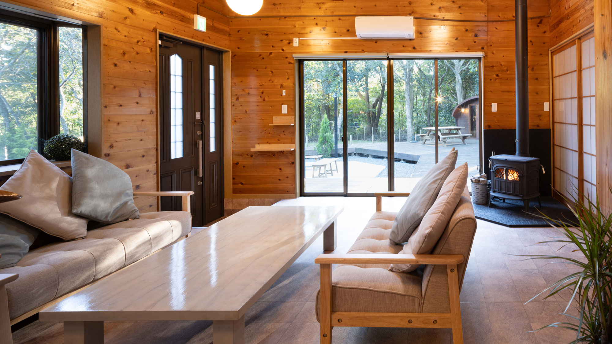 【リビング】窓からたっぷりと入る光と開放感をもたらす吹き抜けが印象的なリビングルーム。