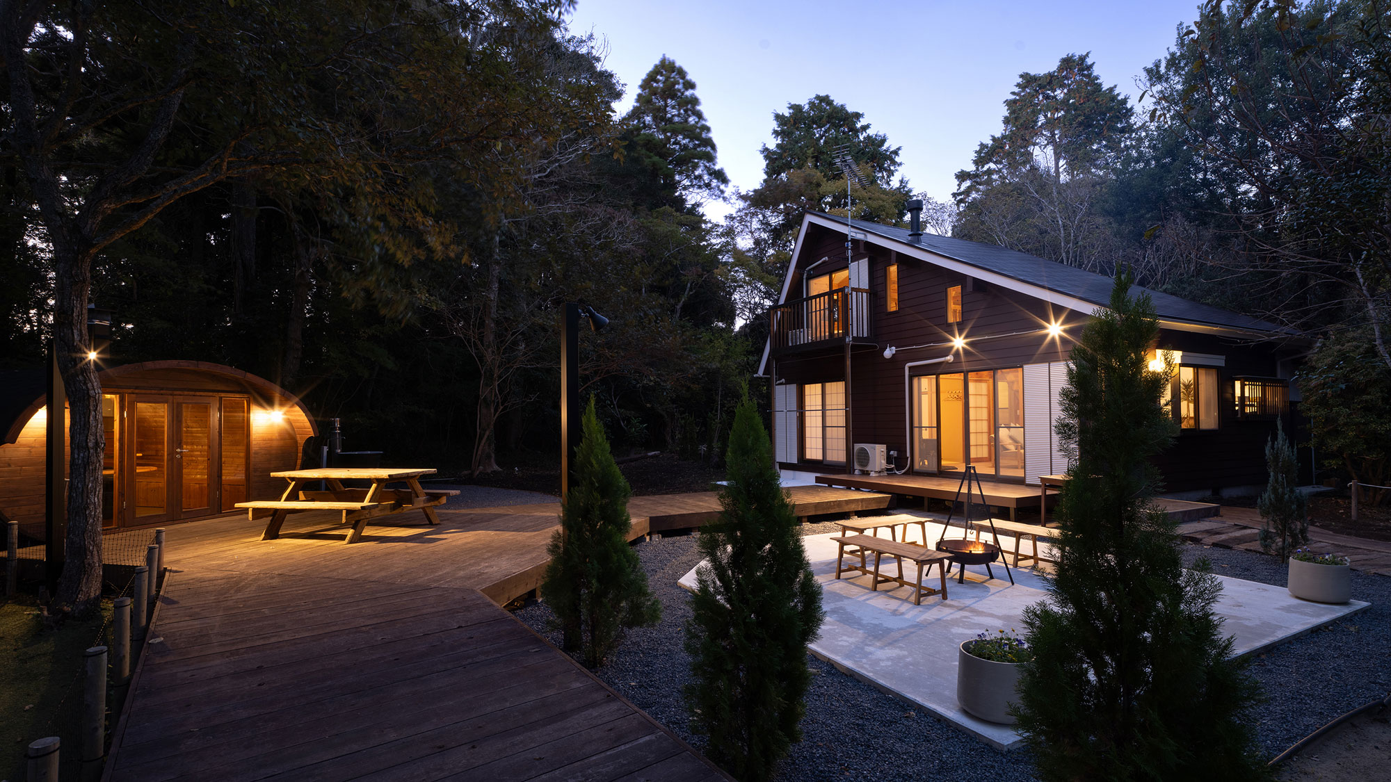 木々に囲まれた静寂な貸別荘で、 自然の息吹を感じる贅沢な時間。