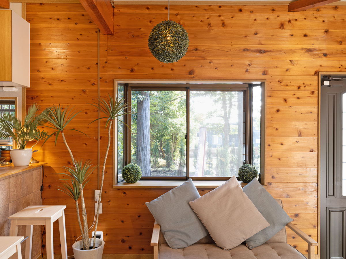 【リビング】ログハウス風の温かみある内装がほっと心を和ませてくれます。