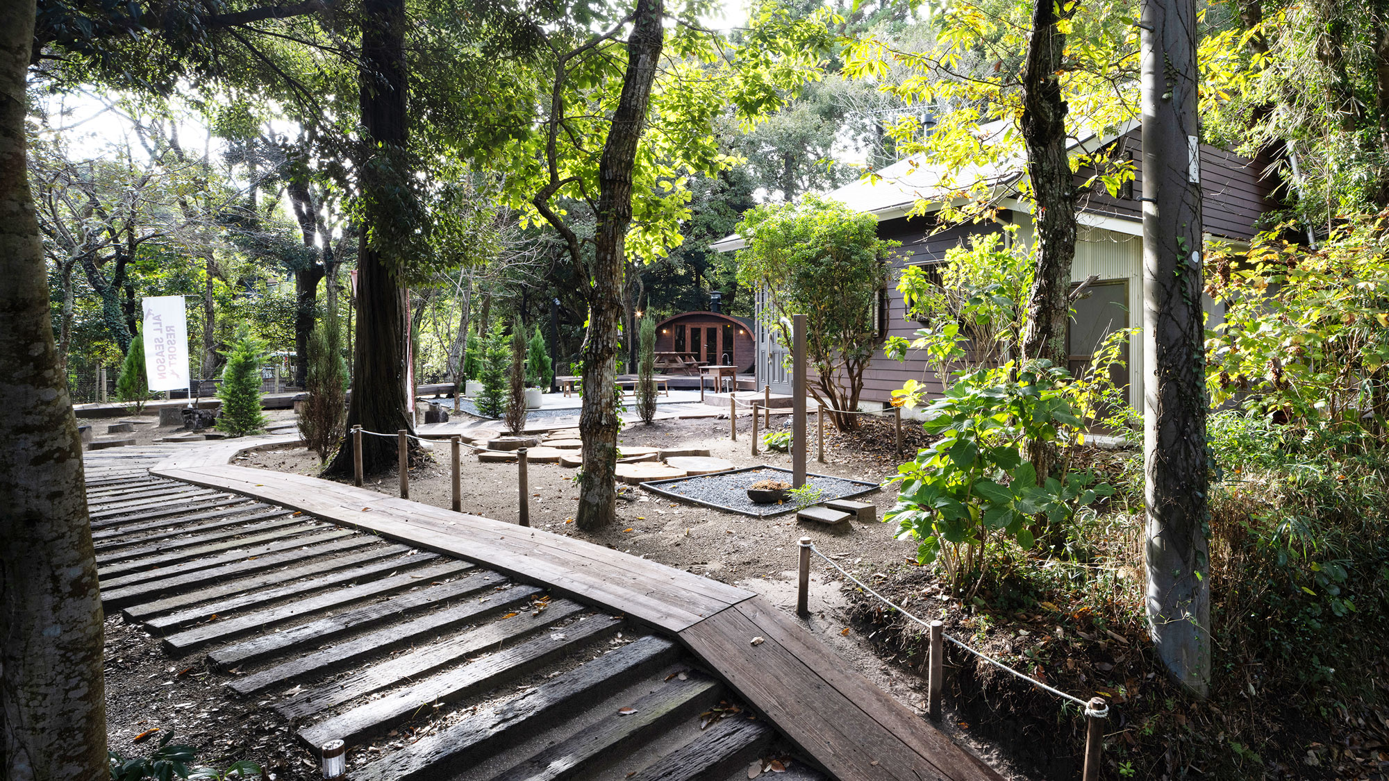 森の中に広大なお庭を備えた「森の音」