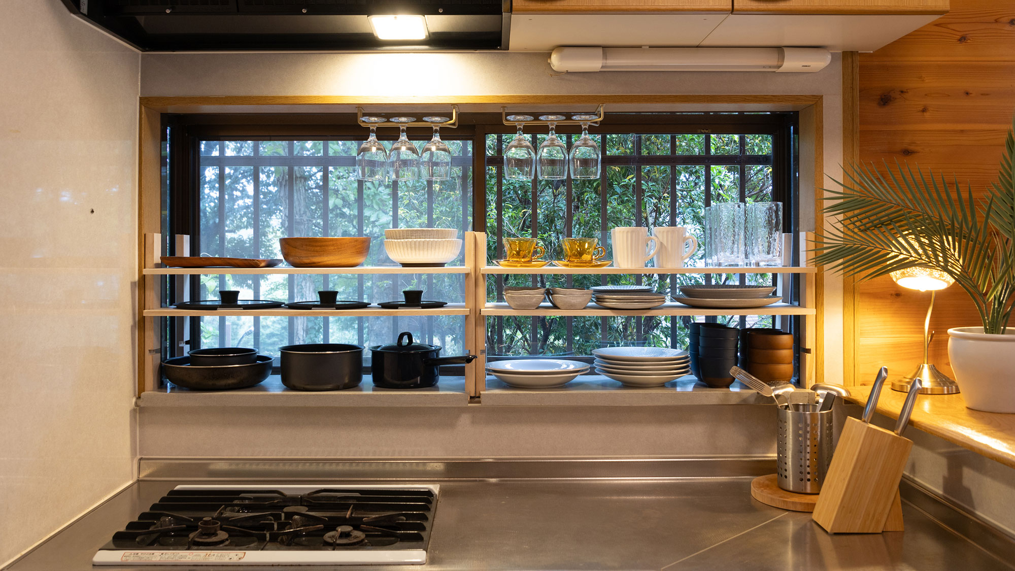 【キッチン】何も持たず、気軽にお料理をお楽しみいただけるよう、食器類や調理器具をご用意しております。