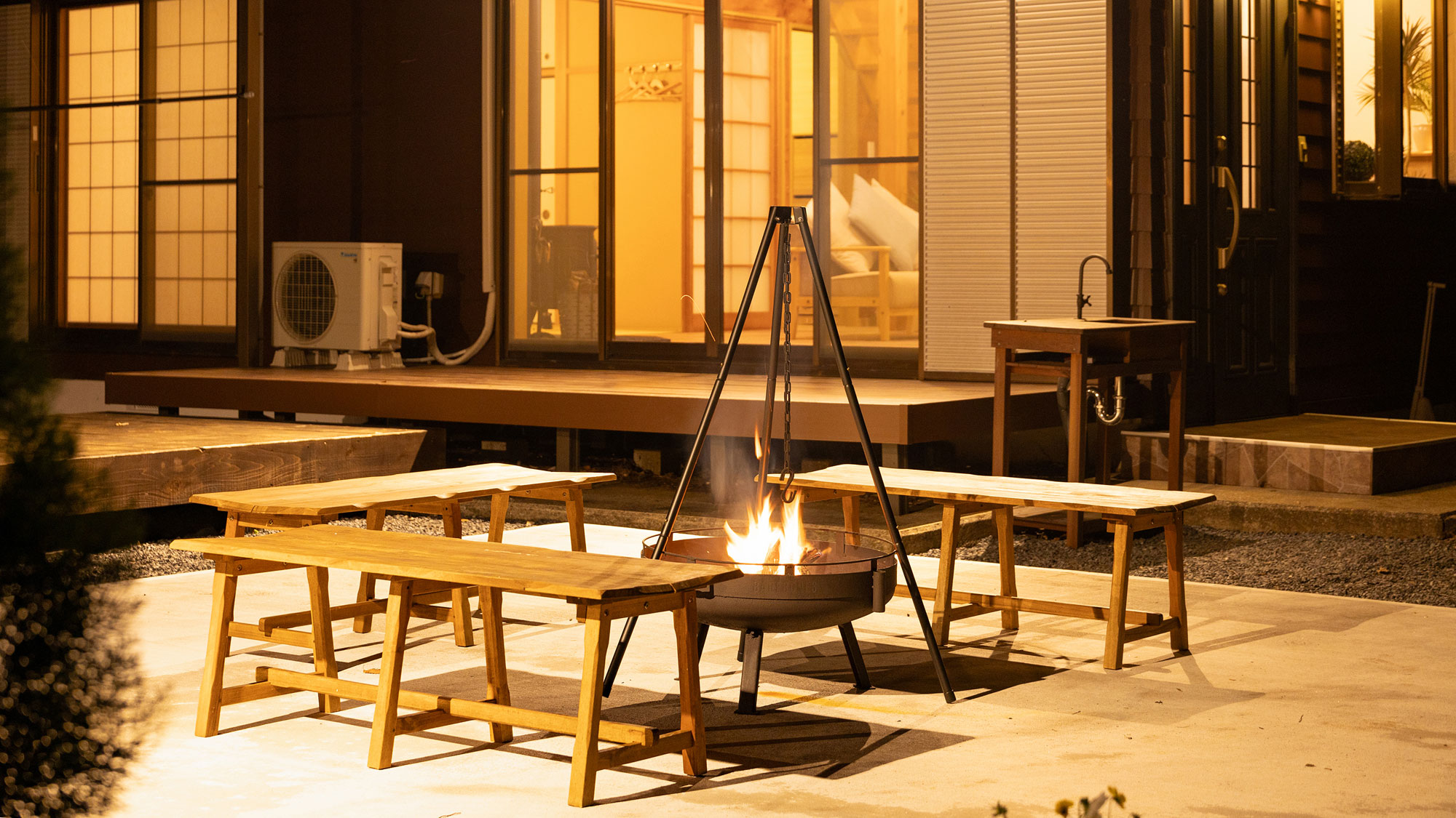 【プライベートガーデン】夜には焚火を囲んでのんびりとお過ごしいただけます。