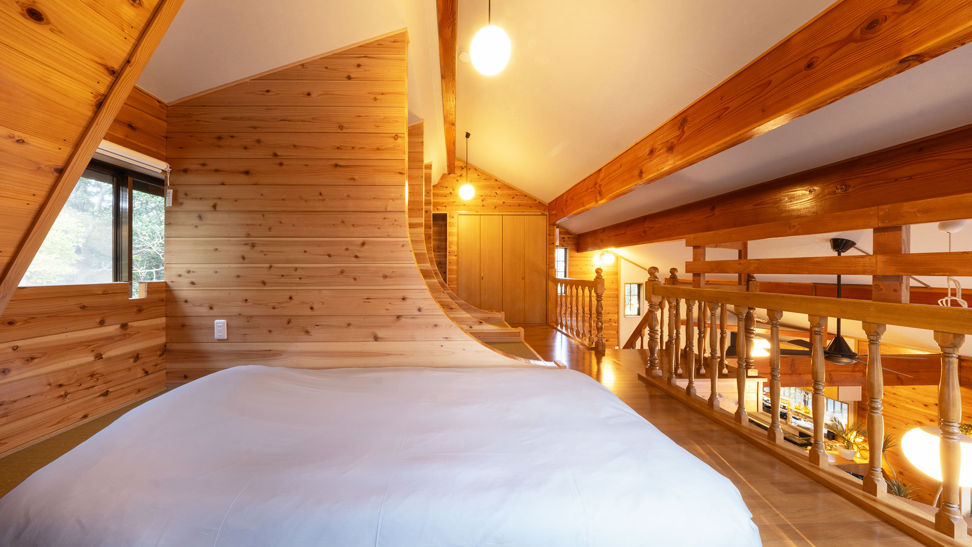 【2F/寝室】小上がり部分に厚みのあるマットレス式布団を敷き、お休みいただくスタイルです。