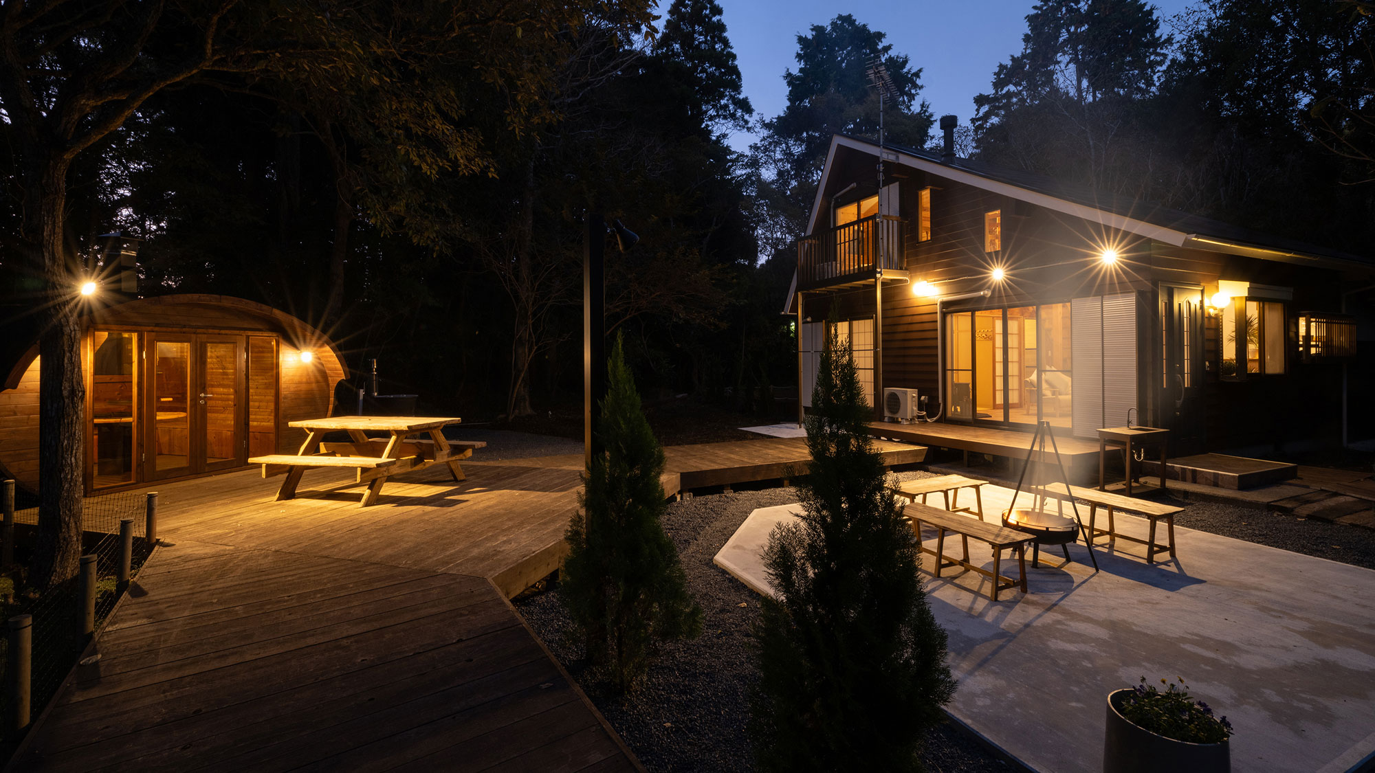 夜になるとライトが灯り幻想的な雰囲気に包まれます。