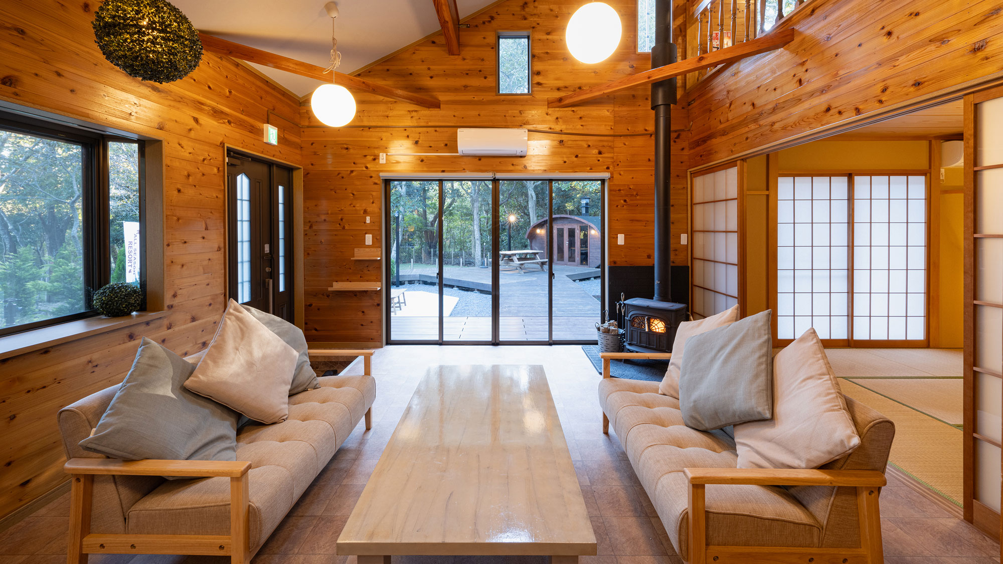 【リビング】窓から見える景色を眺めながらゆったりとした時間をお過ごしください。