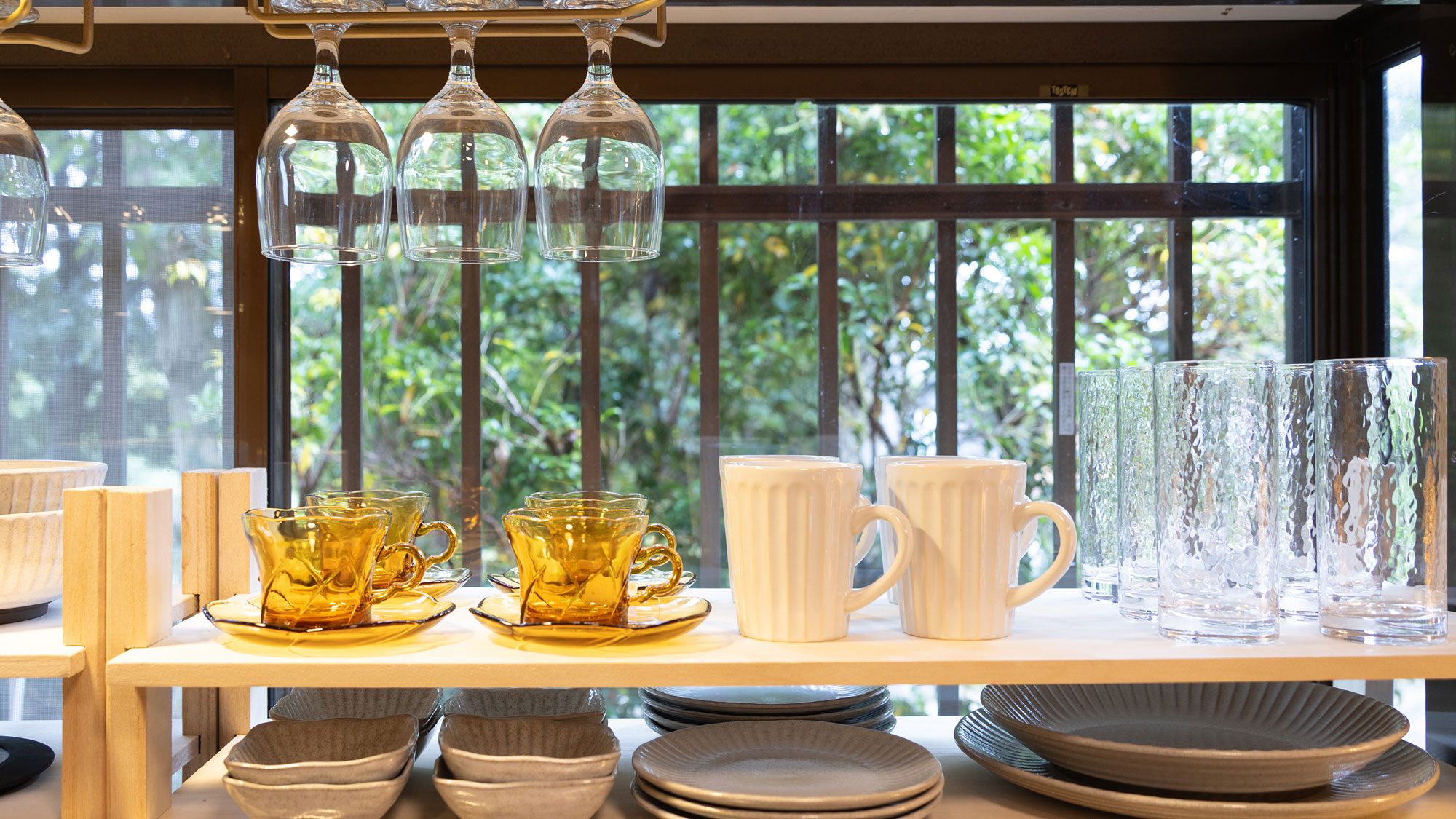 【キッチン】各種お皿やお鍋・フライパン等ご用意しております。