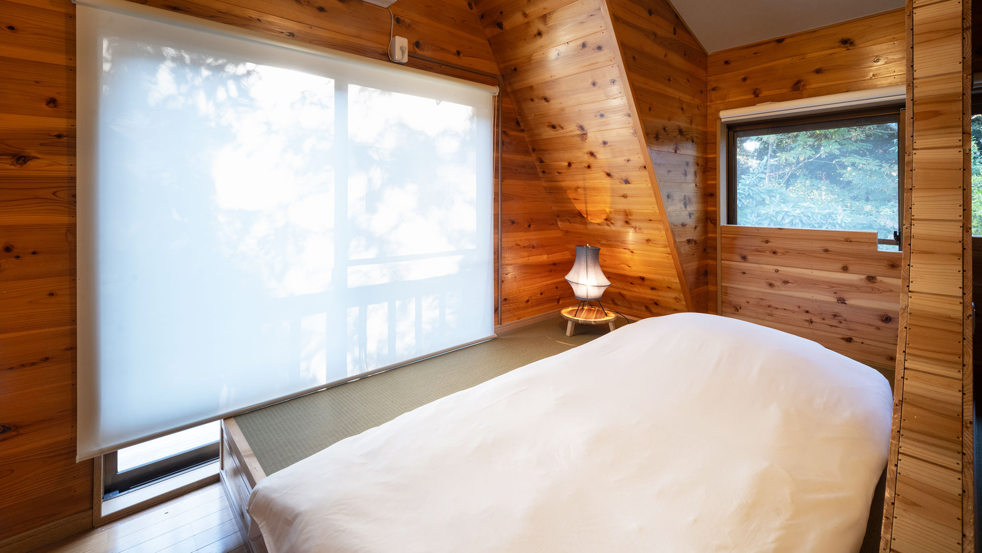 【2F/寝室】朝の爽やかな空気を感じながら、非日常なひとときをご堪能ください。