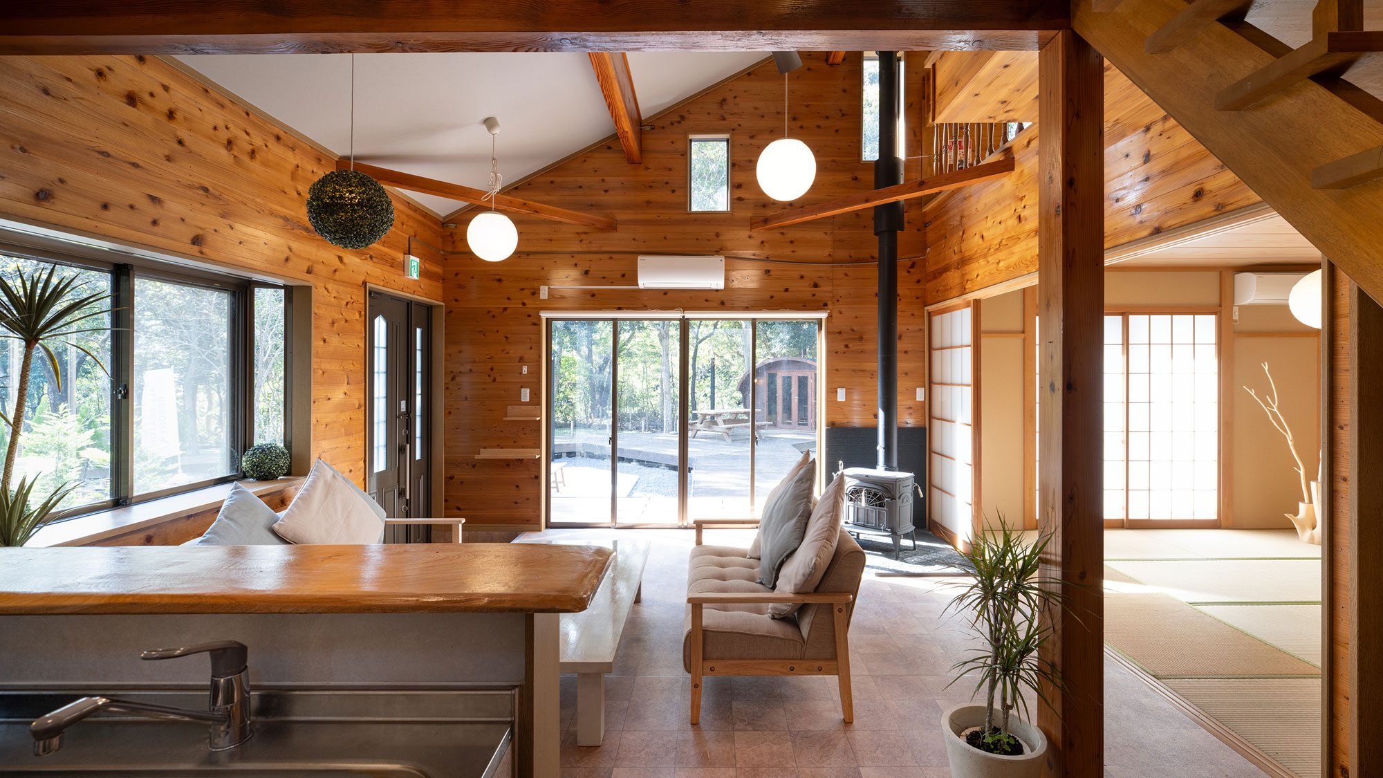 【リビング】薪ストーブで楽しむ心も体も温まるひととき。