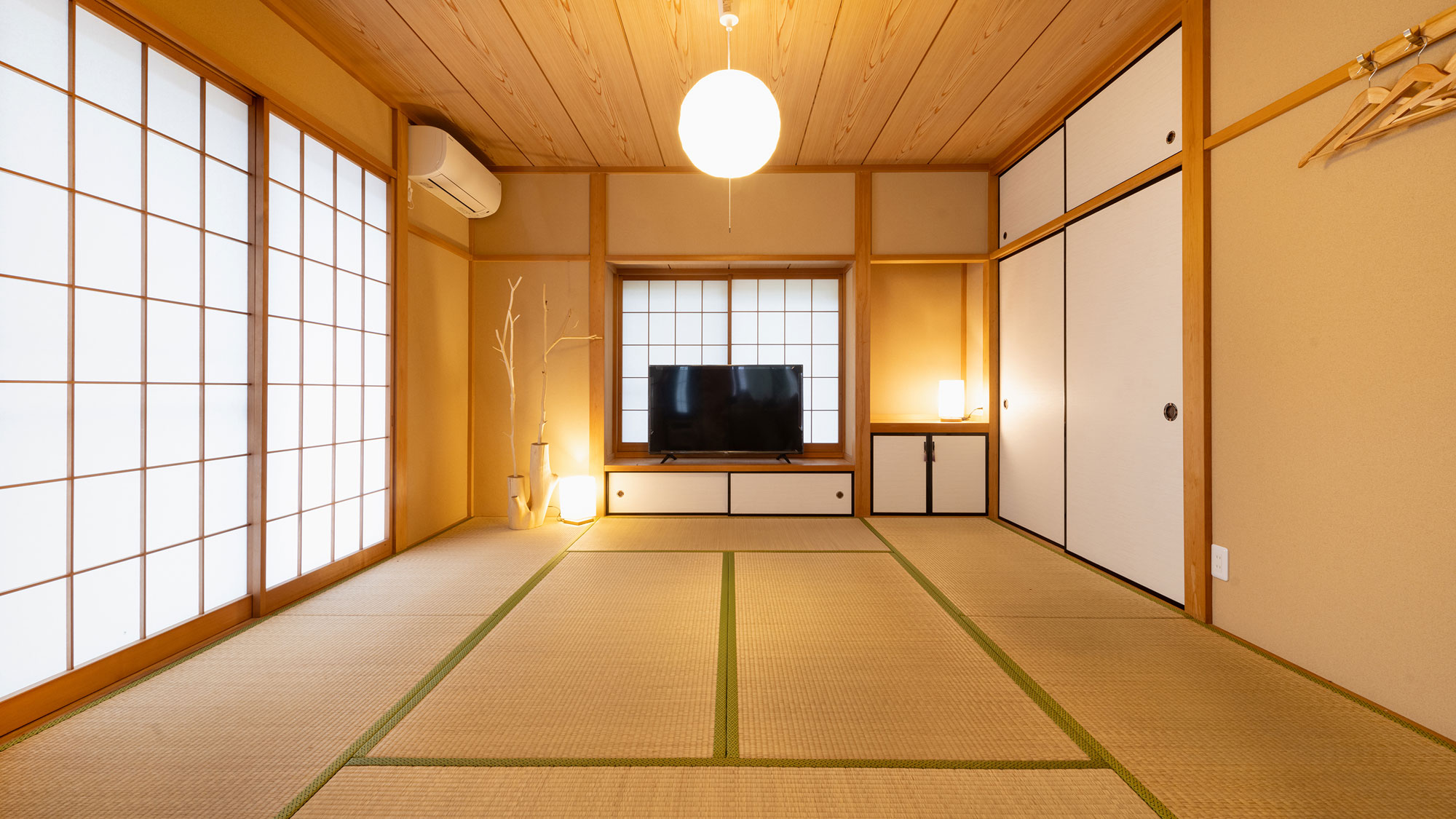 【和室】襖を開けるとリビングルームと一体となり、広々とした空間が広がります。