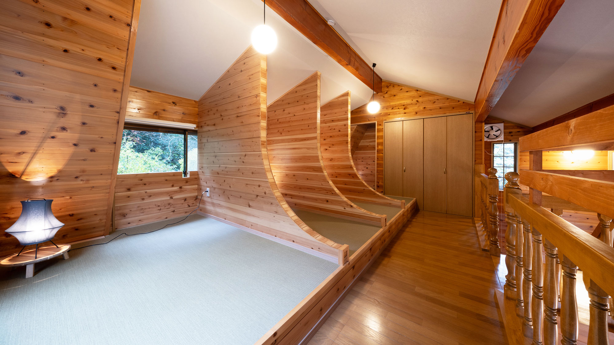 【2F/寝室】それぞれコンセントが完備されており、快適にご利用いただけます。