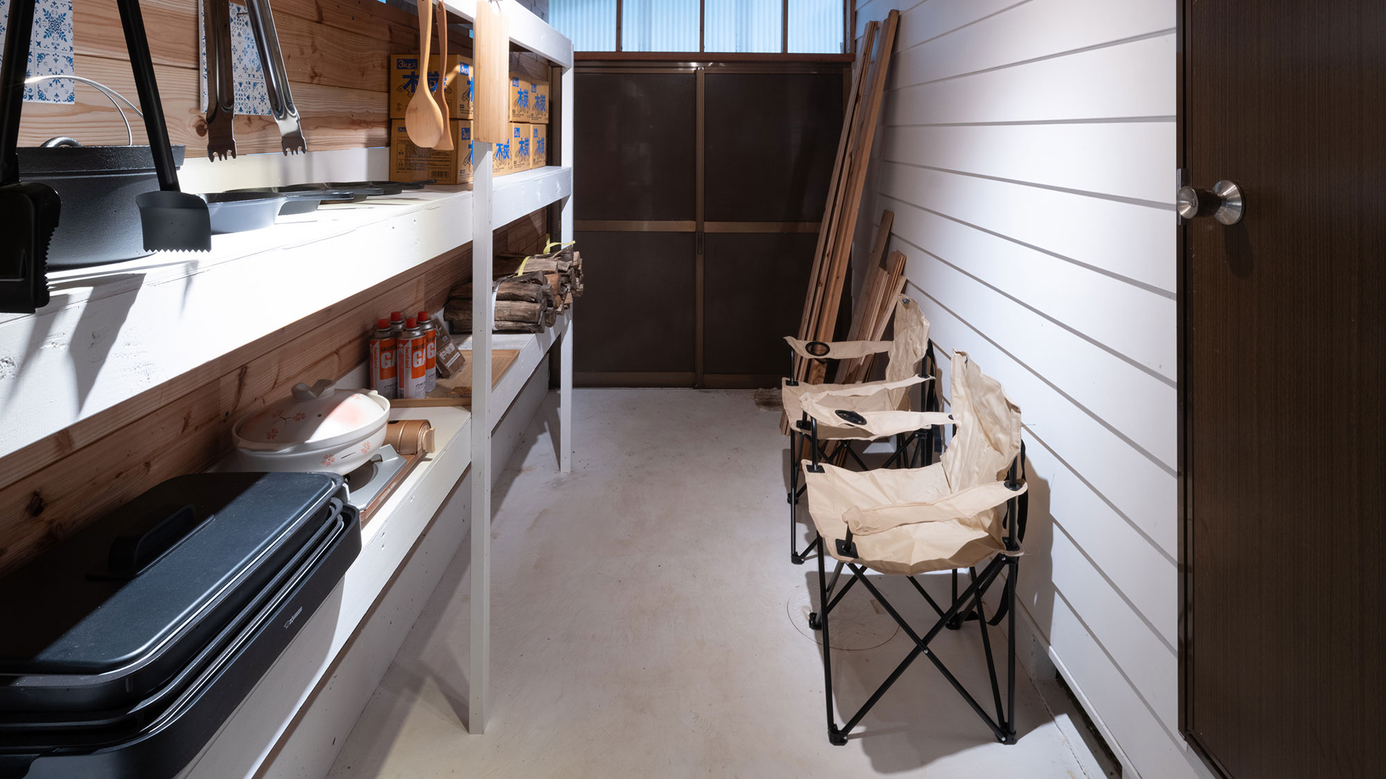 【プライベート倉庫】キッチン裏に外と繋がる倉庫。BBQに便利な道具や備品などご用意しております。