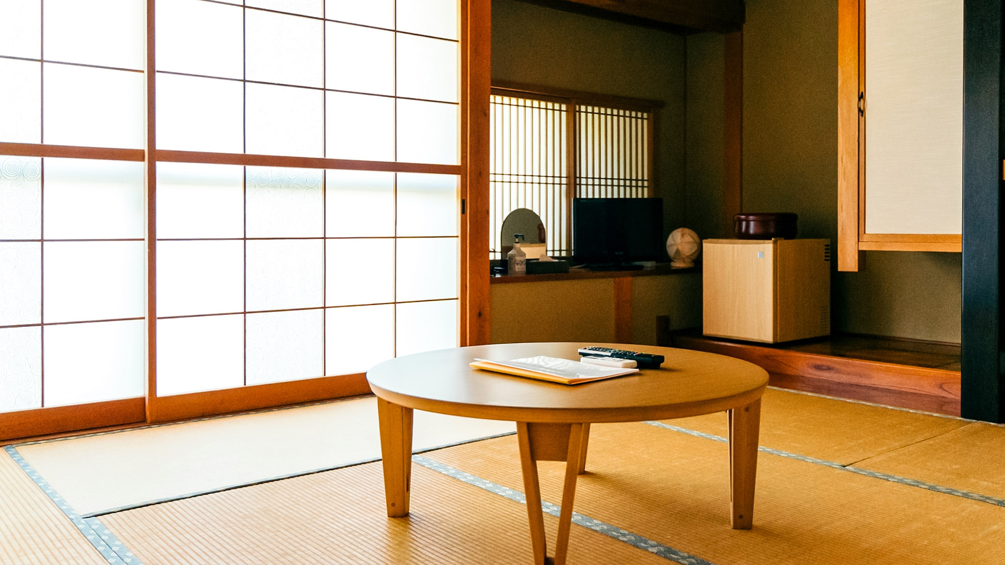 ・【客室】お部屋には障子に畳、丸い机、床の間などがあり、どこか懐かしい気持ちになれます