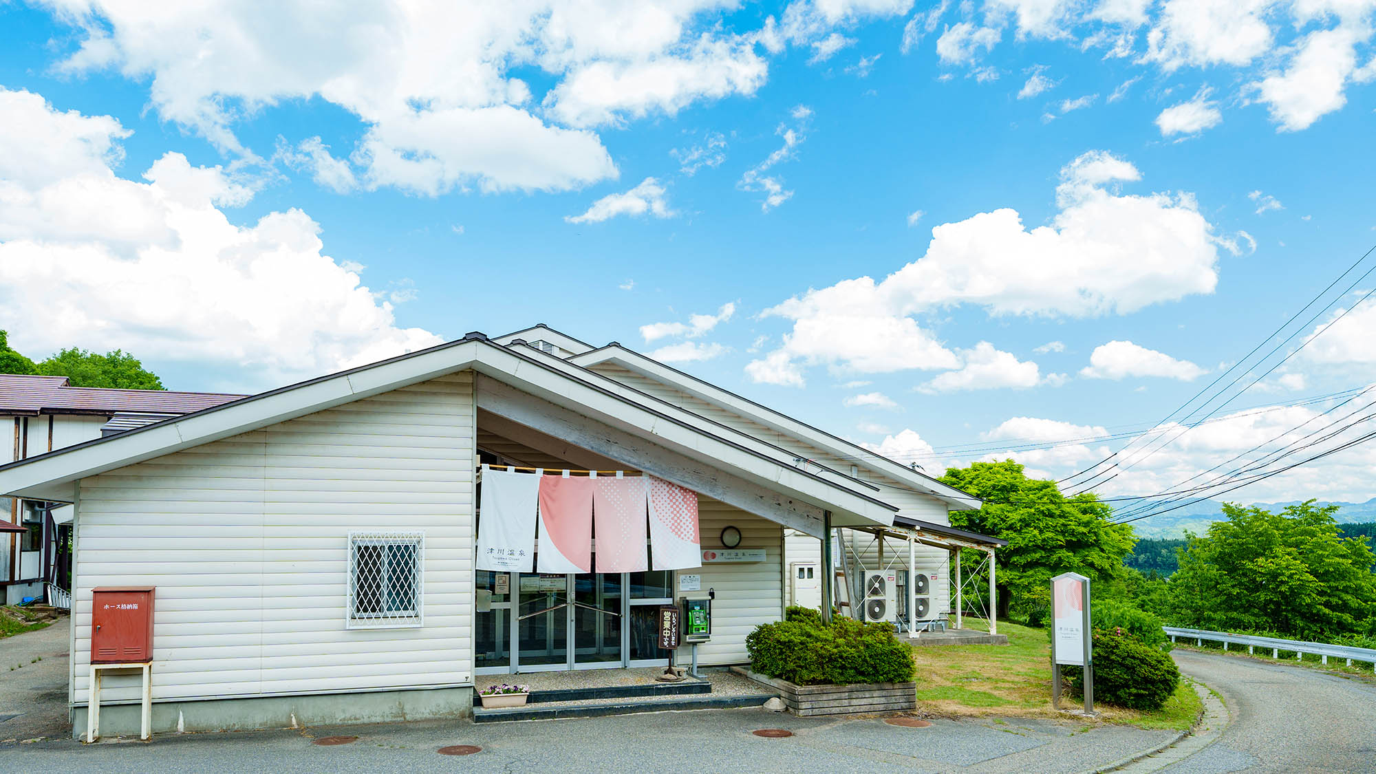 ・【外観】阿賀町・津川の街からほど近い、小高い丘の上にあります