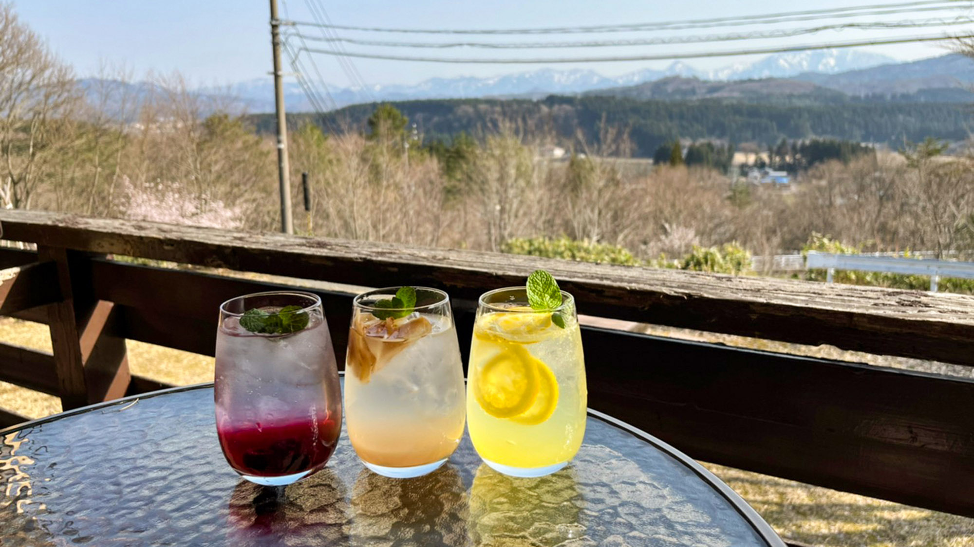 ・【カフェ】様々な種類の天然水のシロップジュースをご用意しております