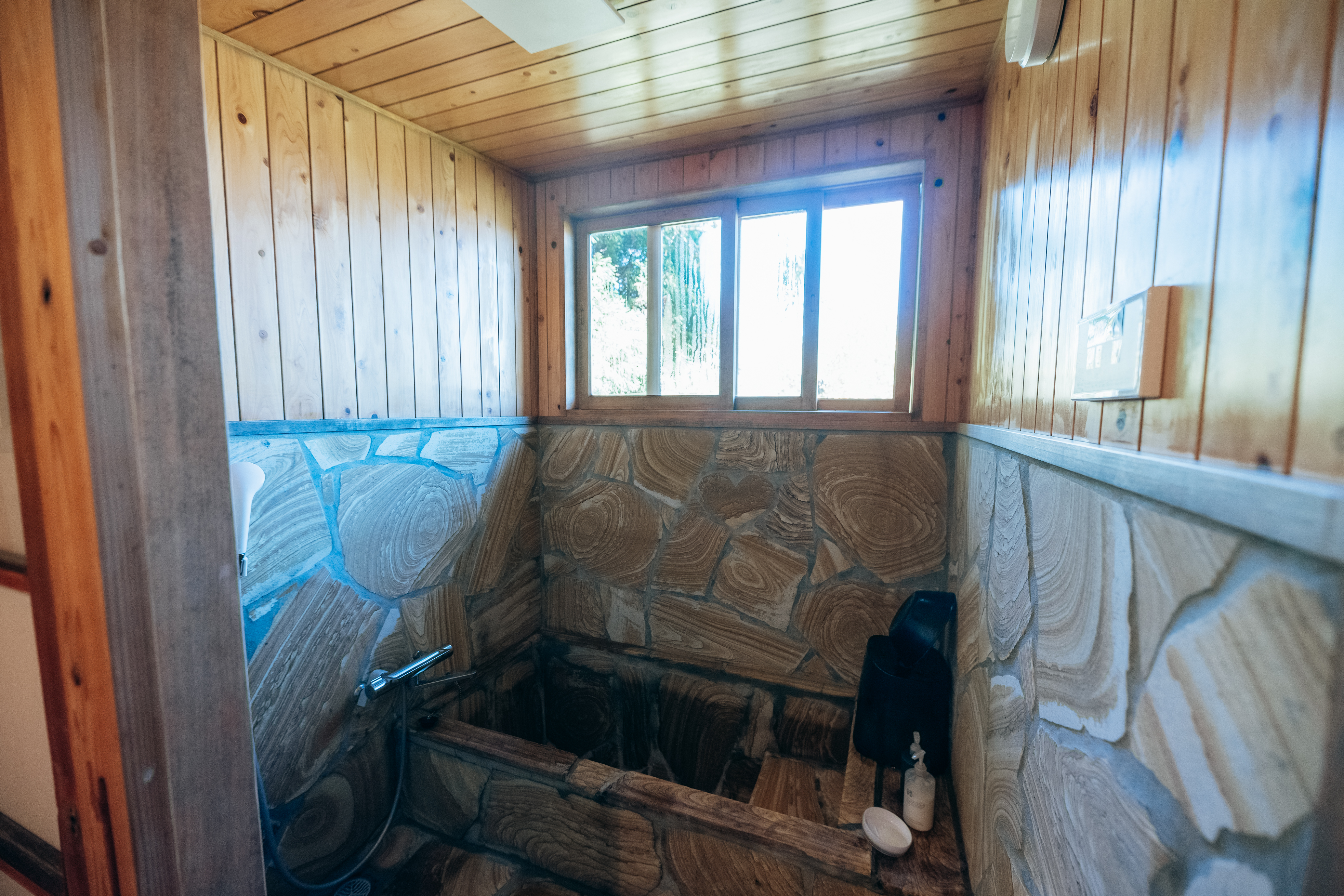 薪で沸かす檜と岩のお風呂