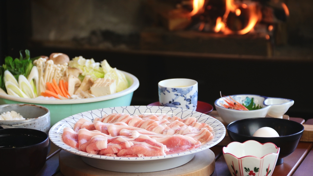 【二食付・豚すき焼き鍋】野菜も肉も地元産！甘くてとろける豚肉で食べるすき焼きは絶品！当館看板メニュー